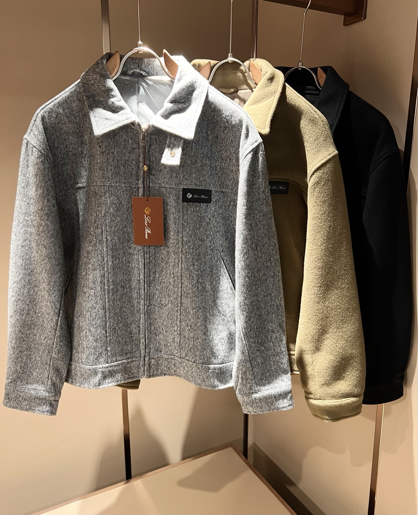 NO:657644,Loro Piana's new autumn and winter men's casual jackets, orders from foreign trade companies!  Made of woolen material supplied by customer, with logo leather hardware design on the chest!  One of the classic proprietary fabrics!  The texture is light, soft and delicate to the touch, but the shape is straight and stylish!  It adopts a multi-layer structure and is windproof. The pockets are decorated with details, which is the ultimate luxury... Perfect interpretation of high-quality appearance. Customized original hardware is provided!  Size M-3XL,,loro piana,jackets & coats,jackets & coats,alexander wang19860909Loro Piana诺悠翩雅 秋冬新品男士休闲夹克外套,外贸公司订单！客供羊毛呢材质,胸前logo皮革五金设计！经典的专有织物之一！ 质地轻盈、触感又柔软细腻、但型态又笔挺有型！ 采用多层结构、具备防风性能. 口袋饰有细节、奢华极致… 完美演绎高品质品相.客供定制原版五金！尺码M-3XL,,loro piana,jackets & coats,jackets & coats,alexander wang,Men's clothing