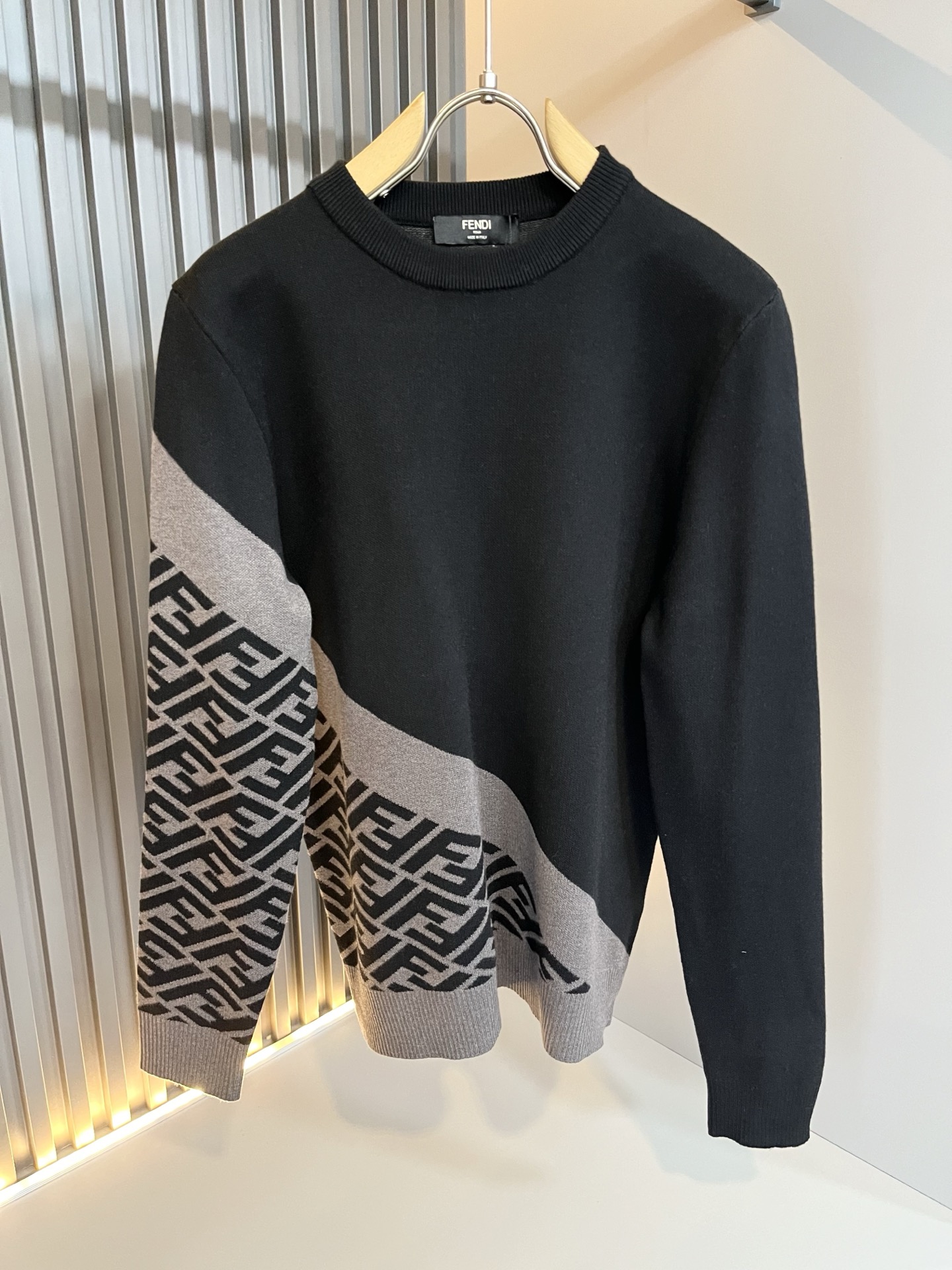 NO:682261,FEN*I Fen*di's new fall and winter FD family knitted sweater for men and women, which is versatile for both men and women. Original order from Italy, a popular item of the FD family, a representative and full-scale boutique, a boutique worth buying for all FD fans!  Pure Italian channel orders, the FD family's high-end and popular products, very popular items at the moment, high-end goods worth keeping for yourself and giving away!  The most classic BUGS series style items of the FD family are trendy and beautiful, full of trendy atmosphere, extremely high-grade and standard, and adopt the very classic FF logo crochet design!  It gives people a very strong visual impact, has a high degree of recognition, and is a top-notch exclusive wool fabric!  Made of soft, delicate and comfortable touch, the appearance is quite high-end and classy!  It perfectly interprets the charm of the brand and leaves a deep impression on people. It is more fashionable and charming, the upper body is generous and fashionable, and there is no pressure to wear it!  Wear it alone or paired with it, it’s a beautiful sight that can’t be ignored!  Size M-3XL,,fendi,dior,19860909FEN*I 芬*迪 秋冬新款FD家族男女同款针织羊毛衫,男女同款百搭.意大利原厂订单,FD家族人气单品,代表性十足,规格感十足的精品,所有FD粉丝都值得抢购的精品！纯正意代渠道订单,FD家族的高奢人气爆款产物,当下十分火爆的单品,值得自留和送人的高端货！FD家族最为经典的BUGS系列款式单品,新潮又好看,潮流气息感十足,档次规格感极高,并且采用十分经典的FF标志logo钩织设计！给人的视觉冲击感相当强烈,有着极高的辨识度,顶级专属羊毛面料！打造,触感柔软细腻舒适,品相相当高级有档次！完美诠释品牌魅力,给人留下深刻印象.更具时尚与韵味,上身大方时尚,对于穿搭更是毫无压力！单穿内搭都极有味道,不可忽视的靓丽风景线！ 尺码M-3XL,,fendi,dior,,Men's clothing