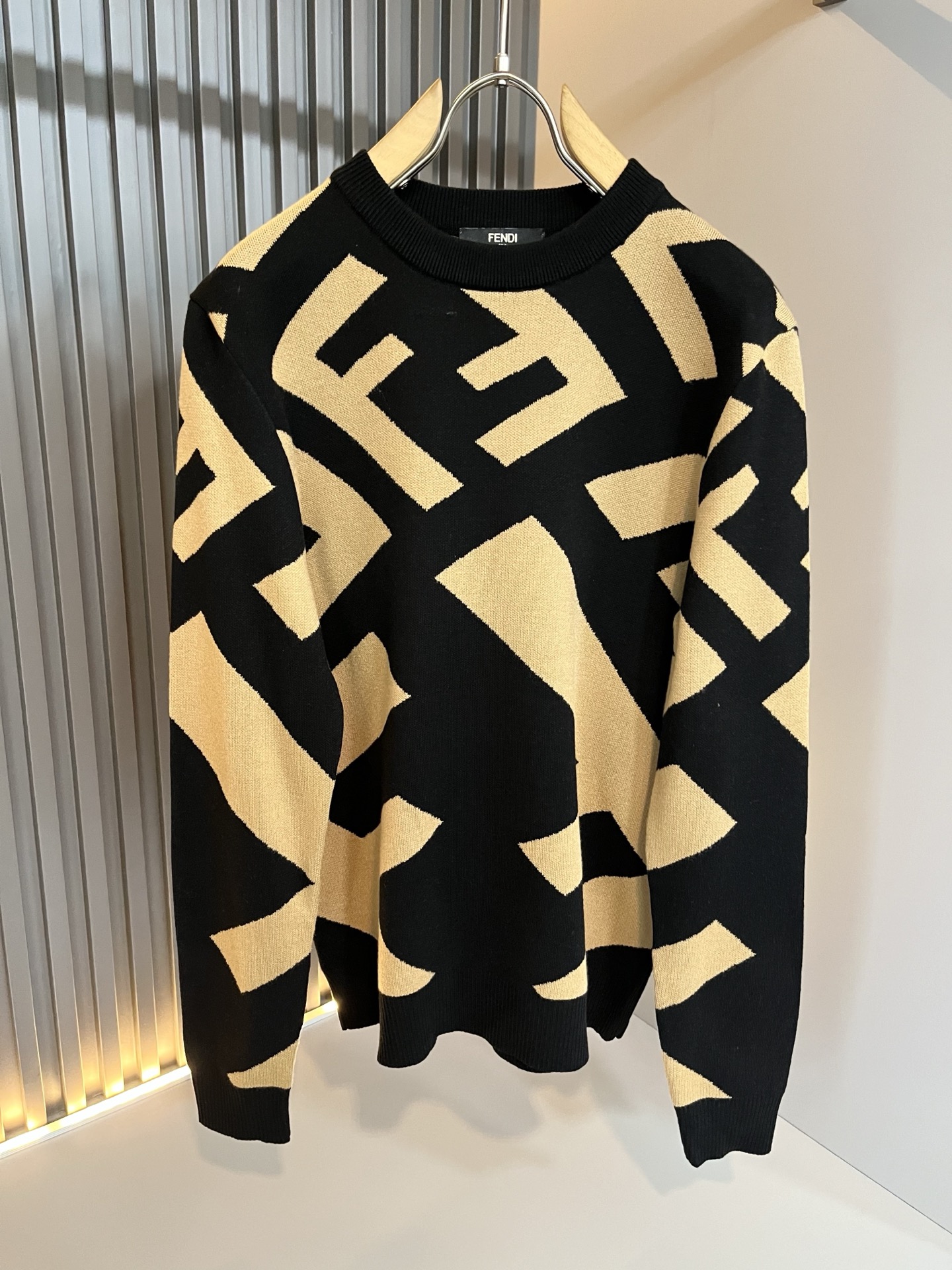 NO:682237,FEN*I Fen*di's new fall and winter FD family knitted sweater for men and women, which is versatile for both men and women. Original order from Italy, a popular item of the FD family, a representative and full-scale boutique, a boutique worth buying for all FD fans!  Pure Italian channel orders, the FD family's high-end and popular products, very popular items at the moment, high-end goods worth keeping for yourself and giving away!  The most classic BUGS series style items of the FD family are trendy and beautiful, full of trendy atmosphere, extremely high-grade and standard, and adopt the very classic FF logo crochet design!  It gives people a very strong visual impact, has a high degree of recognition, and is a top-notch exclusive wool fabric!  Made of soft, delicate and comfortable touch, the appearance is quite high-end and classy!  It perfectly interprets the charm of the brand and leaves a deep impression on people. It is more fashionable and charming, the upper body is generous and fashionable, and there is no pressure to wear it!  Wear it alone or paired with it, it’s a beautiful sight that can’t be ignored!  Size M-3XL,,fendi,dior,19860909FEN*I 芬*迪 秋冬新款FD家族男女同款针织羊毛衫,男女同款百搭.意大利原厂订单,FD家族人气单品,代表性十足,规格感十足的精品,所有FD粉丝都值得抢购的精品！纯正意代渠道订单,FD家族的高奢人气爆款产物,当下十分火爆的单品,值得自留和送人的高端货！FD家族最为经典的BUGS系列款式单品,新潮又好看,潮流气息感十足,档次规格感极高,并且采用十分经典的FF标志logo钩织设计！给人的视觉冲击感相当强烈,有着极高的辨识度,顶级专属羊毛面料！打造,触感柔软细腻舒适,品相相当高级有档次！完美诠释品牌魅力,给人留下深刻印象.更具时尚与韵味,上身大方时尚,对于穿搭更是毫无压力！单穿内搭都极有味道,不可忽视的靓丽风景线！ 尺码M-3XL,,fendi,dior,,Men's clothing