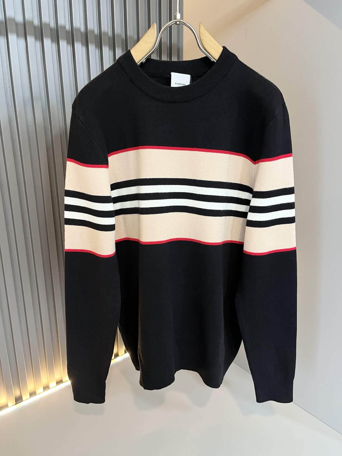 NO:682241,Bur*erry's new autumn and winter knitted wool sweater, the brand's classic design elements!  It’s neither monotonous nor complicated, just the right amount to show off your taste!  Customized wool fabrics for customers!  Crochet striped logo design on the chest!  Comfortable and breathable are not a problem at all, and the unique luxury feel of the fabric presents a simple and elegant temperament!  Every detail is in sync with high-end fashion. Sizes: M-3XL, burberry,19860909Bur*erry 巴*莉 秋冬新款针织羊毛衫,品牌经典设计元素！既不单调也不复杂,恰到好处的展现品味！客供定制羊毛面料！胸前钩织条纹logo设计！舒适透气根本不在话下,面料独具的高奢感呈现简约优雅气质！每一处细节都是与高端时尚同步的体现.尺码:M-3XL,,burberry,,Men's clothing