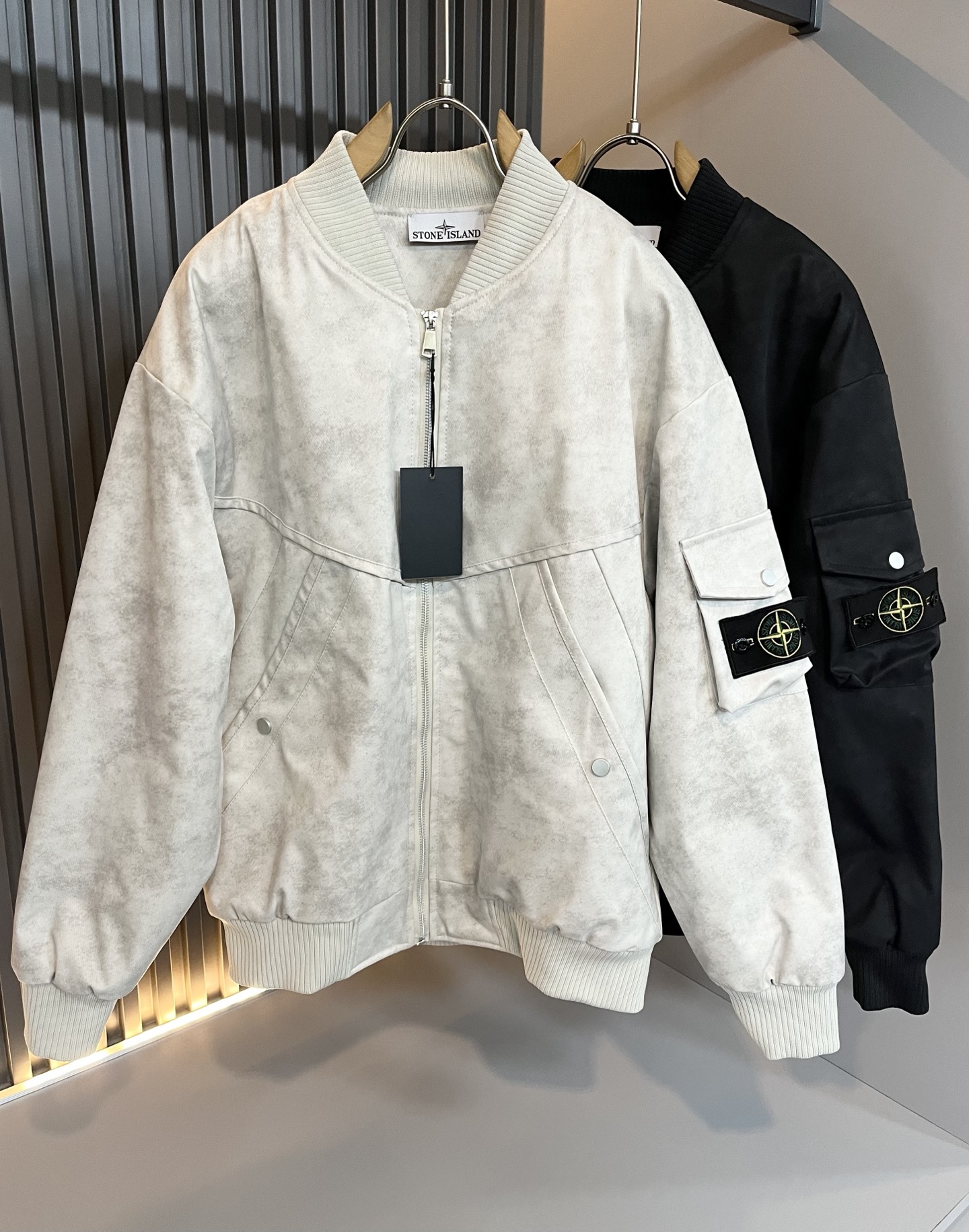 NO:657587,StoneIsland men's autumn and winter cotton jackets from StoneIsland, the latest fashionable casual jackets, rarely available through trading company channels, available simultaneously on the official website, sleeves with logo pattern design!  The high-quality products that the male god is most looking forward to are coming, allowing you to feel what true luxury has connotation! Full of brand style!  Your most enjoyable wearing experience! It perfectly enhances the overall sense of luxury and class, and you can get the high-end luxury atmosphere at a glance!  The upper body is versatile, simple and not fussy, and can easily cope with various occasions and environments. It is undoubtedly a must-have item for daily commuting! Sizes M-4XL,,jackets & coats,jackets & coats,alexander wang19860909StoneIsland 石头岛秋冬男士棉服夹克外套,最新时尚休闲夹克,贸易公司渠道稀出,同步官网发售,袖子logo图案设计！男神最为期待的精品狠货重磅来袭,让你感受到什么叫真正的高奢有内涵!满满的品牌风格！你最为享受的穿着体验! 完美提升了整体的奢华档次感,一眼就能Get到的高端奢华气息！上身百搭简约不挑人,轻松应对各种场合与环境,属于日常通勤必备的臻品无疑!尺码M-4XL,,jackets & coats,jackets & coats,alexander wang,Men's clothing