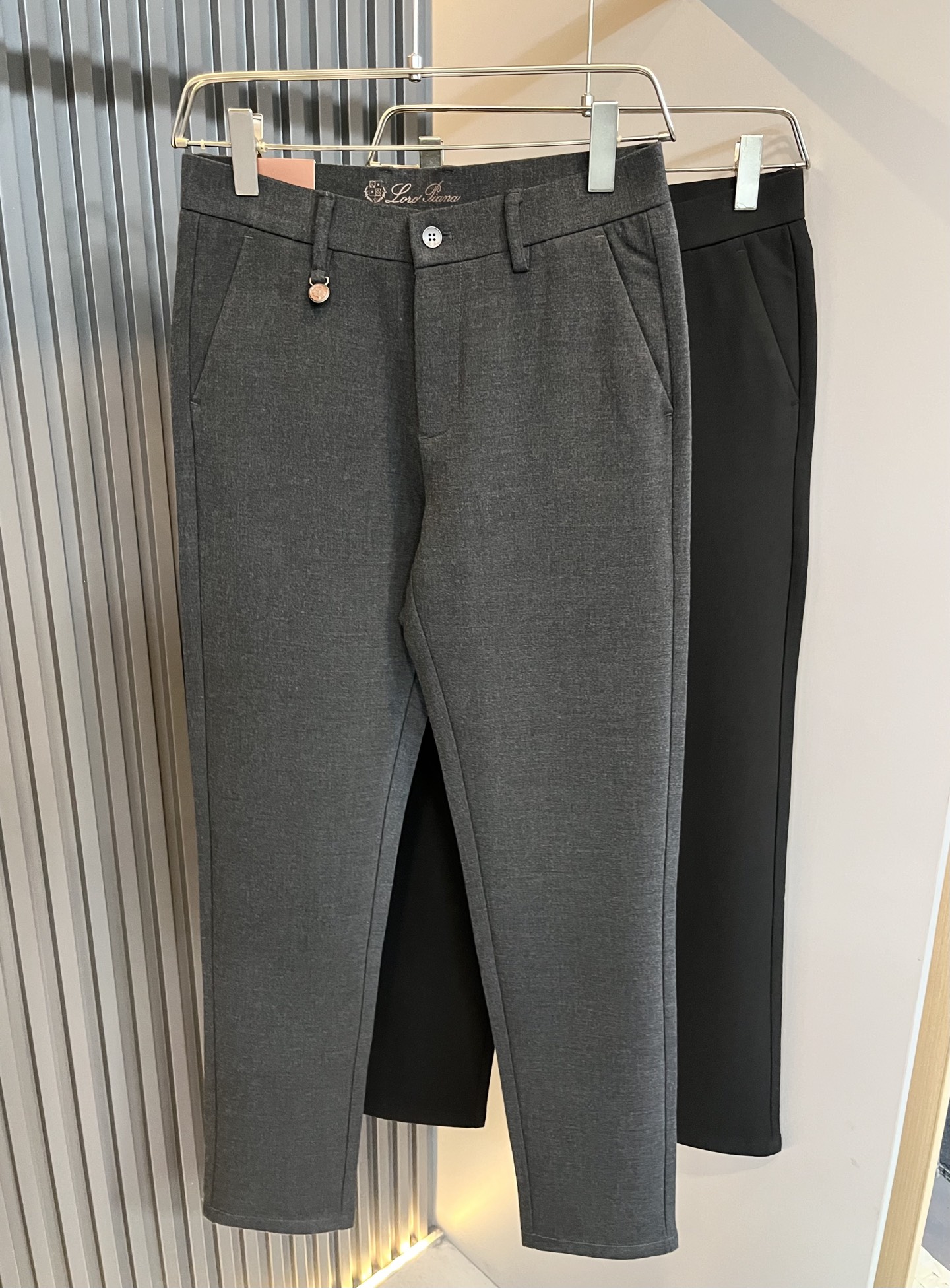 NO:657558,Loro Piana's new autumn and winter men's fashion high-end cashmere casual trousers, Hong Kong foreign company channel goods, original Japanese factory production, pure blood quality, perfect continuation of the essence and genes of the LP family, from the main fabric to the detailed craftsmanship, all demonstrate the quality of the ingenuity, using multiple brand elements to interpret, logo hardware design!  A soulful expression of identity!  We provide customers with high-grade imported cashmere fabrics, very high-end and fashionable detailed craftsmanship, and the red ear cloth is made by a specific antique loom. This element represents the identity and rank of the jeans, which is worth savoring!  It is invincible in terms of matching, interpreting the versatility in place, paying attention to the details, all the accessories are supplied by foreign merchants, the tailoring is fit and slim, and the upper body butt lifting effect is excellent. It is a styling item that can only be found but not sought after!  Size 30-40 37 39,,loro piana,loro piana,jeans,alexander wang19860909Loro Piana诺悠翩雅 秋冬新品男士时装款高端羊绒休闲西裤,香港洋行渠道货,日本原厂出品,纯血统品质,完美延续了LP家的精髓与基因,从主体面料到细节工艺,无不彰显出品质的匠心所在,运用多个品牌元素标识来诠释,标志logo五金设计！属于灵魂式的身份彰显！客供高级进口羊绒面料,非常高级且时髦的细节工艺,赤耳布是由特定古董织布机完成,此元素代表着牛仔裤的身份及段位,非常值得细品悦人！在搭配上所向无敌,把百搭阐释到位,细节匠心考究,辅料皆为外商客供,剪裁合体修身,上身提臀效果绝佳,可遇而不可求的造型单品！尺码30-40 37 39,,loro piana,loro piana,jeans,alexander wang,Men's clothing