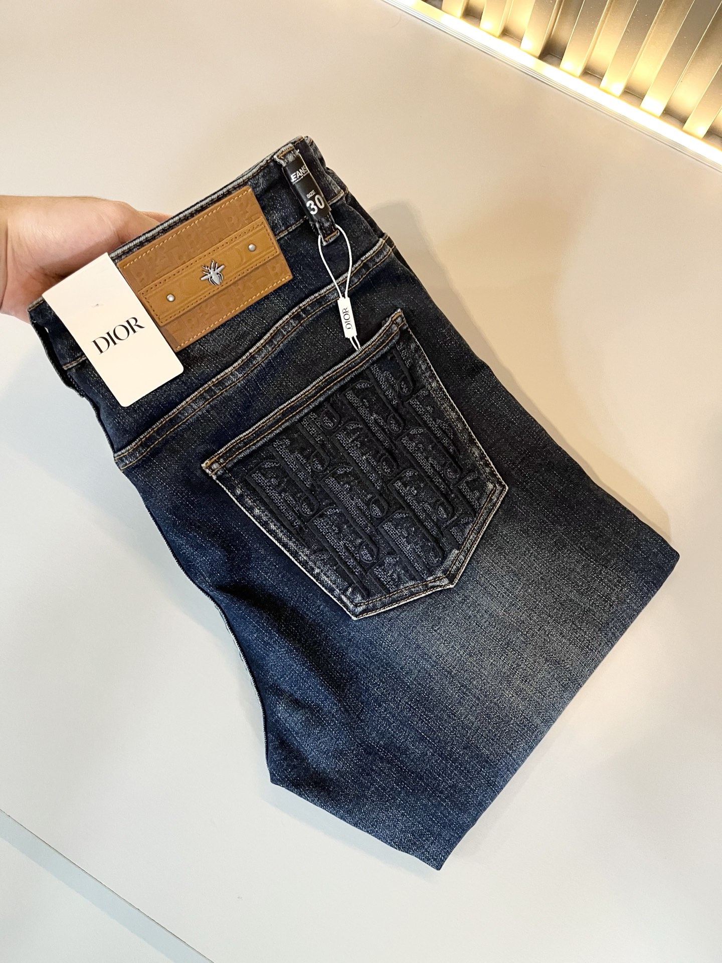NO:657563,Dio*r Dijia autumn and winter men's washed small straight jeans!  The trading company sells great products, looks great, is the all-match trousers king in the fashion world, has high-frequency dressing demonstrations in European and American street photography, and has a leather waistband logo design!  And it is a must-have item for luxury brands every season!  Very pure and minimalist design tone!  Adhering to the consistent fashion proposition of the D family, it is quite eye-catching. It not only demonstrates the ingenuity and craftsmanship, but also effectively flaunts the brand identity!  Custom-made denim fabrics are supplied from Italy. The texture is unparalleled and full of charm. The silhouette is perfectly tailored and has excellent butt-lifting and slimming effect. It can be matched with any top in the wardrobe. It has wide compatibility, is both casual and casual, and has a full upper body shape. It is an invincible fashionable and versatile item!  Size 29 -40,,dior,dior,dior,jeans,alexander wang19860909Dio*r 迪家 秋冬男士水洗小直筒牛仔裤！贸易公司渠道牛货,品相超赞,时尚圈万能的百搭裤王,欧美街拍中高频穿搭示范,皮革腰牌logo设计！且是奢侈品牌每季必出的单品！非常纯粹极简的设计基调！秉承了D家一贯的时尚主张,颇具看点,即彰显了匠心工艺又有力的标榜了品牌身份！客供意大利定制丹宁面料,质感无敌赞,颇具韵味,版型剪裁完美,提臀修身显瘦效果极佳,可横扫衣橱任何的上装搭配,兼容性广泛,休闲兼备,上身型款十足,无敌的时髦百搭神品！尺码29 -40,,dior,dior,dior,jeans,alexander wang,Men's clothing