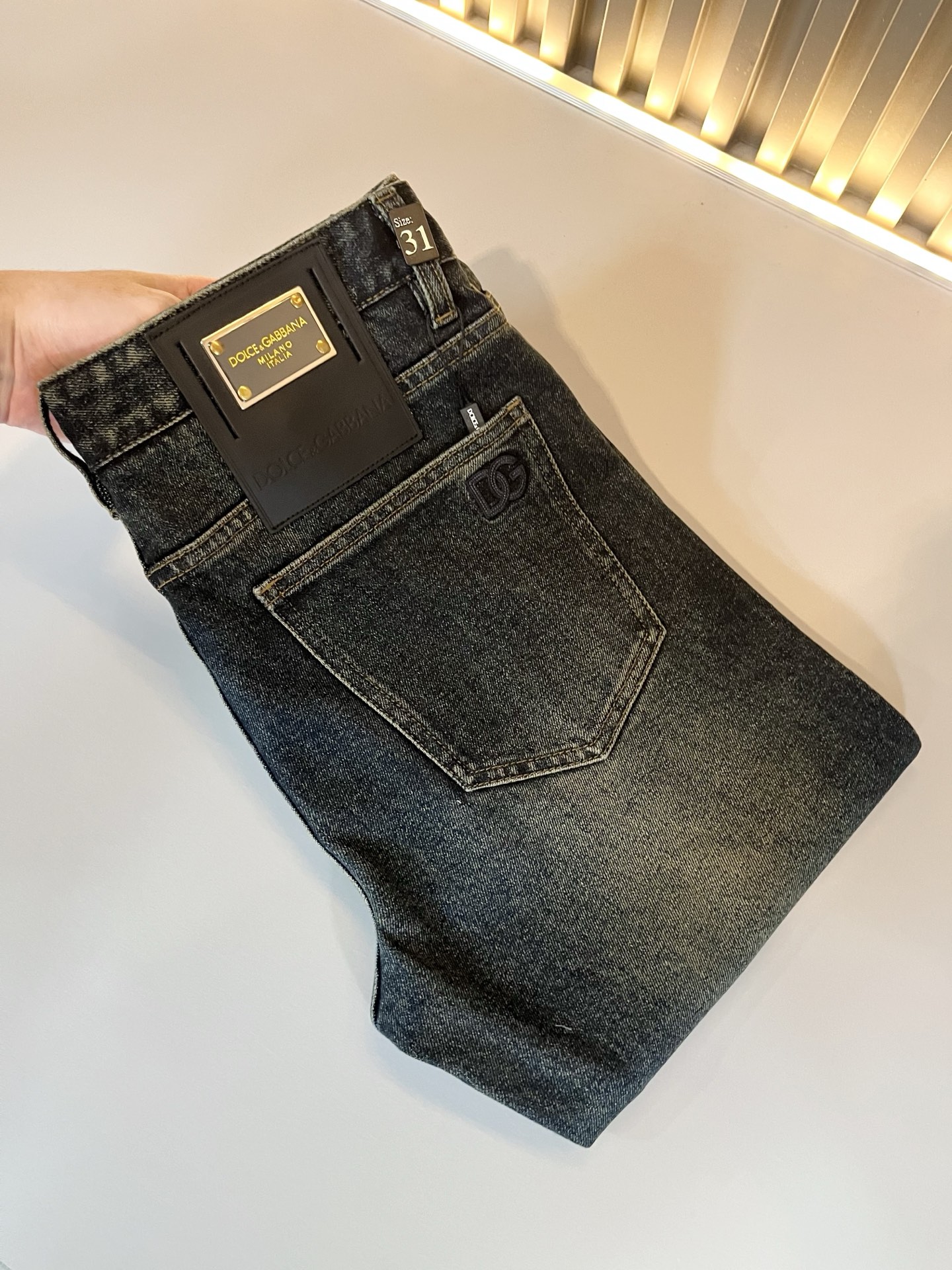 NO:657590,Dolce & Dolce&GABB*NA's new jeans for autumn and winter. The washed treatment is naturally not easy to deform and discolor, and the three-dimensional tailoring is perfect for shaping. The fabric is comfortable, soft and can be matched casually. Comfort represents its interpretation of fashion and leisure. It is DG's consistent style. Every detail reflects the brand's pursuit of quality, with a bit of a hedonist. It pays great attention to details, likes everything that is not formulaic, and pursues freedom. Dolce & Gabbana (DOLCE&GABB*NA)  His style is very unique. At the beginning of his business, he insisted on making his own plates and designing logos and waistband designs!  It was quite unique for the fashion world that was very particular about ostentation at that time. Sizes 29-40, Dolce&Gabbana, Dolce&Gabbana, jeans, alexander wang19860909Dolce & 杜嘉*纳 秋冬新品牛仔裤,水洗处理自然不易变形脱色、立体剪裁完美塑形面料质舒适柔软随意搭配、舒适代表它对时尚休闲的诠释是DG一贯作风细节处体现这个品牌对品质的追求,带点享乐主义者的味道,非常注重细节,喜欢一切非公式化的东西,追求自由杜嘉班纳 (DOLCE&GABB*NA) 的作风非常独特,创业之初坚持自己制版、设计标识logo腰牌设计！对于当时讲究排场的时装界,是相当独树一格的.尺码29-40,,Dolce&Gabbana,Dolce&Gabbana,jeans,alexander wang,Men's clothing