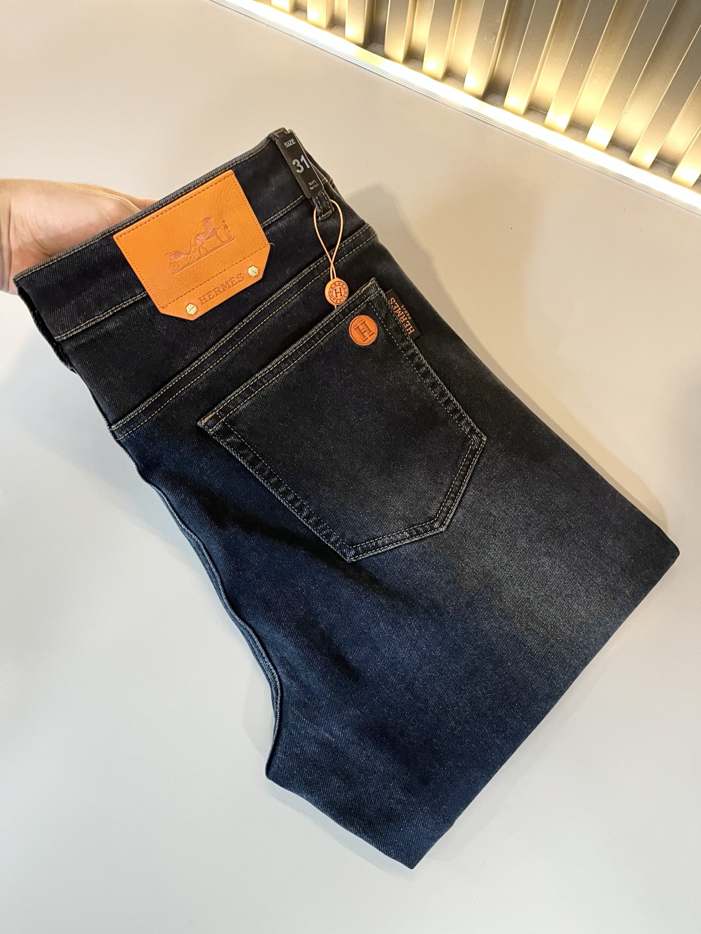 NO:657595,HERM*S autumn and winter men's high-end denim washed small straight jeans overseas trading company channel orders!  Slim fit straight leg jeans for men!  On sale at Shanghai Henglong store!  High-end, simple, very sophisticated in terms of craftsmanship and materials, the pursuit of quality is very rigorous and demanding, and every detail is used to prove its brand image!  The typical essence of the H family, a very representative logo waistband design!  The brand image of the H family is perfectly explained. The signature leather tag is also quite stunning. The brand LOGO is constructed. The fabric is perfectly transformed and sublimated. The heavy-duty environmentally friendly plant enzyme washing process has a unique retro style in the texture. It is quite brilliant. It is recognized as a universal and versatile color number that can withstand the test of any season!  Well cut, clean, crisp and neat!  Size 29-40,,hermes,jeans,alexander wang19860909HERM*S爱*仕 秋冬男士高端丹宁水洗小直筒牛仔裤 海外贸易公司渠道订单 ！男士修身直筒牛仔裤！上海恒隆店在售！高级、简约,工艺和用料方面都颇为考究,对于品质的追求非常严谨和苛刻,用每一个细节来力证自身品牌形象！H家的典型精髓,极具代表性标志logo腰牌设计！将H家的品牌形象完美阐释出来,招牌式的皮牌亦颇为惊艳,构建出品牌LOGO,面料得到完美蜕变和升华,重磅环保植物酵素水洗工艺,肌理有着独特的复古风格,相当出彩,公认的万能百搭色号,经得住任何季节的考验配色！剪裁精良,干净清爽且利落！尺码29-40,,hermes,jeans,alexander wang,Men's clothing