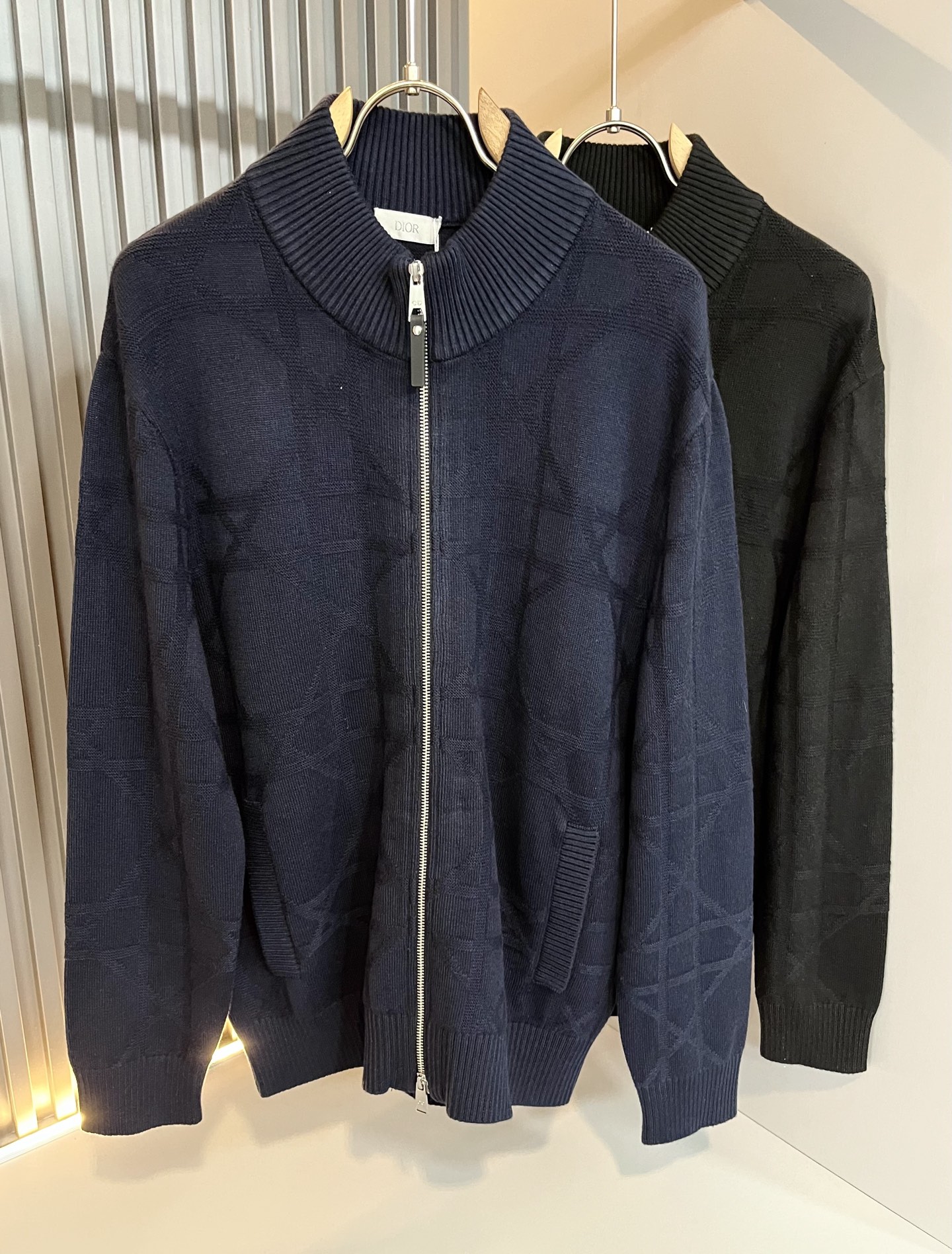 NO:661715,Dio*r 2025 Autumn and Winter Men's Casual Knitted Wool Cardigan, the latest fashionable casual, trading company channels are rare, and it is sold simultaneously on the official website. The most anticipated high-quality products of gods and goddesses are coming, allowing you to feel what true luxury has connotation! This jacket is made of D family's special knitted fabric, full of brand style!  The surface is clean, smooth and shiny, and the texture is clearly visible through the screen. It is your most enjoyable wearing experience! It perfectly enhances the overall sense of luxury and class, and you can get the high-end luxury atmosphere at a glance! The basic and conventional jacket cut, the upper body is versatile, simple and not picky, and can easily cope with various occasions and environments. It is undoubtedly a must-have product for daily commuting! Sizes M～3XL,, dior, dior, jackets & coats, jackets & coats,  19860909Dio*r迪*奥 2025秋冬男士休闲针织羊毛开衫,最新时尚休闲,贸易公司渠道稀出,同步官网发售,男神女神最为期待的精品狠货重磅来袭,让你感受到什么叫真正的高奢有内涵!此款夹克外套选用D家专用针织面料制成,满满的品牌风格！表面整洁光滑且富有光泽,质感透过屏幕都显而易 见,你最为享受的穿着体验! 完美提升了整体的奢华档次感,一眼就能Get到的高端奢华气息!基础常规的夹克版型裁剪,上身百搭简约不挑人,轻松应对各种场合与环境,属于日常通勤必备的臻品无疑!尺码M～3XL,,dior,dior,jackets & coats,jackets & coats, ,Men's clothing