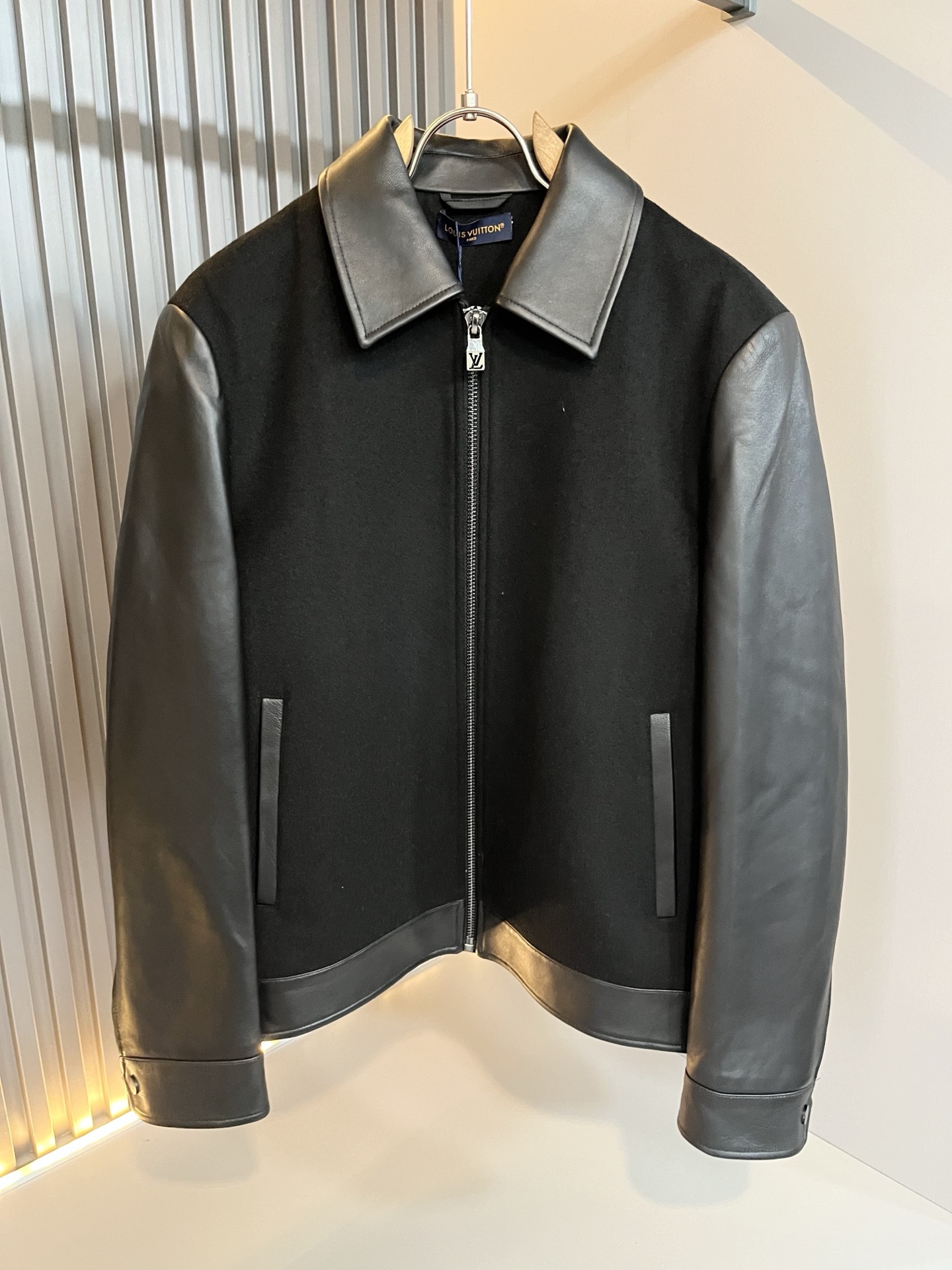 NO:657621,LouisVuit* Louis*den's latest woolen jacket for autumn and winter, the trading company channel is rare, and the new series of items are launched simultaneously on the official website. The logo and hardware logo pattern on the chest is modified!  This sweater is made of top-grade high-end woolen material imported from customers, with washed leather sleeves. Its eye-catching appeal is no less than any classic style, perfectly presenting the sense of fashion, high-end and luxury to the world!  Regular cut design!  Size M-3XL,,louis vuitton,louis vuitton,jackets & coats,jackets & coats,sweaters,alexander wang19860909LouisVuit*路易*登 秋冬最新羊毛呢款夹克外套,贸易公司渠道稀出,同步官网发售年全新系列单品上线,胸前设计标识五金logo图案修饰！此款毛衣取材于客供进口顶级高端羊毛呢材质制成,袖子洗水皮,其吸睛度完全不亚于任何经典款式,将时髦高级感与奢华感完美呈现在世人眼前！常规剪裁设计！尺码M-3XL,,louis vuitton,louis vuitton,jackets & coats,jackets & coats,sweaters,alexander wang,Men's clothing