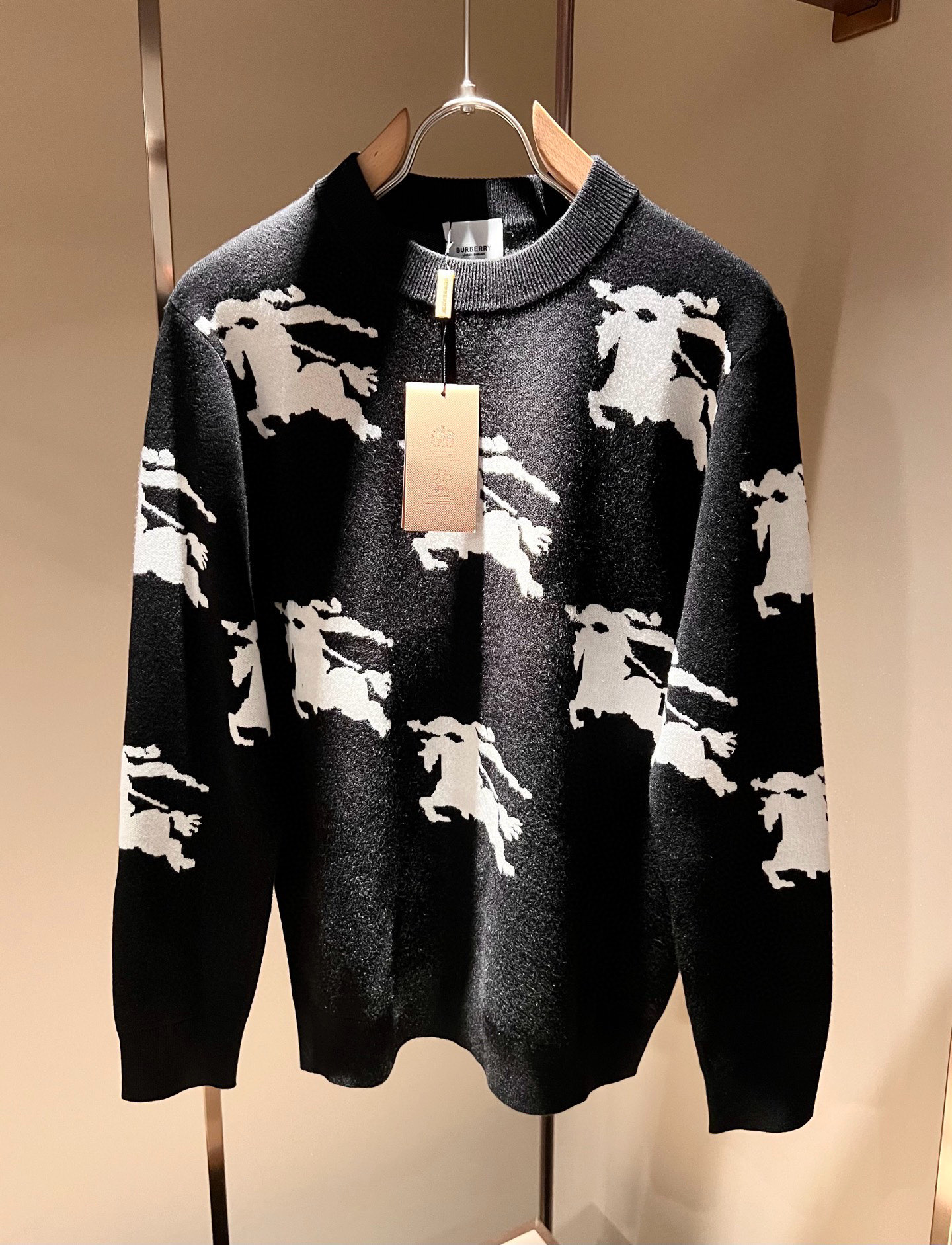 NO:657663,Bur*erry's new autumn and winter knitted wool sweater, the brand's classic design elements!  It’s neither monotonous nor complicated, just the right amount to show off your taste!  Customized wool fabrics for customers!  Comfortable and breathable are not a problem at all, and the unique luxury feel of the fabric presents a simple and elegant temperament!  Every detail is in sync with high-end fashion. Sizes: M-3XL, burberry, alexander wang19860909Bur*erry 巴*莉 秋冬新款针织羊毛衫,品牌经典设计元素！既不单调也不复杂,恰到好处的展现品味！客供定制羊毛面料！舒适透气根本不在话下,面料独具的高奢感呈现简约优雅气质！每一处细节都是与高端时尚同步的体现.尺码:M-3XL,,burberry,alexander wang,Men's clothing