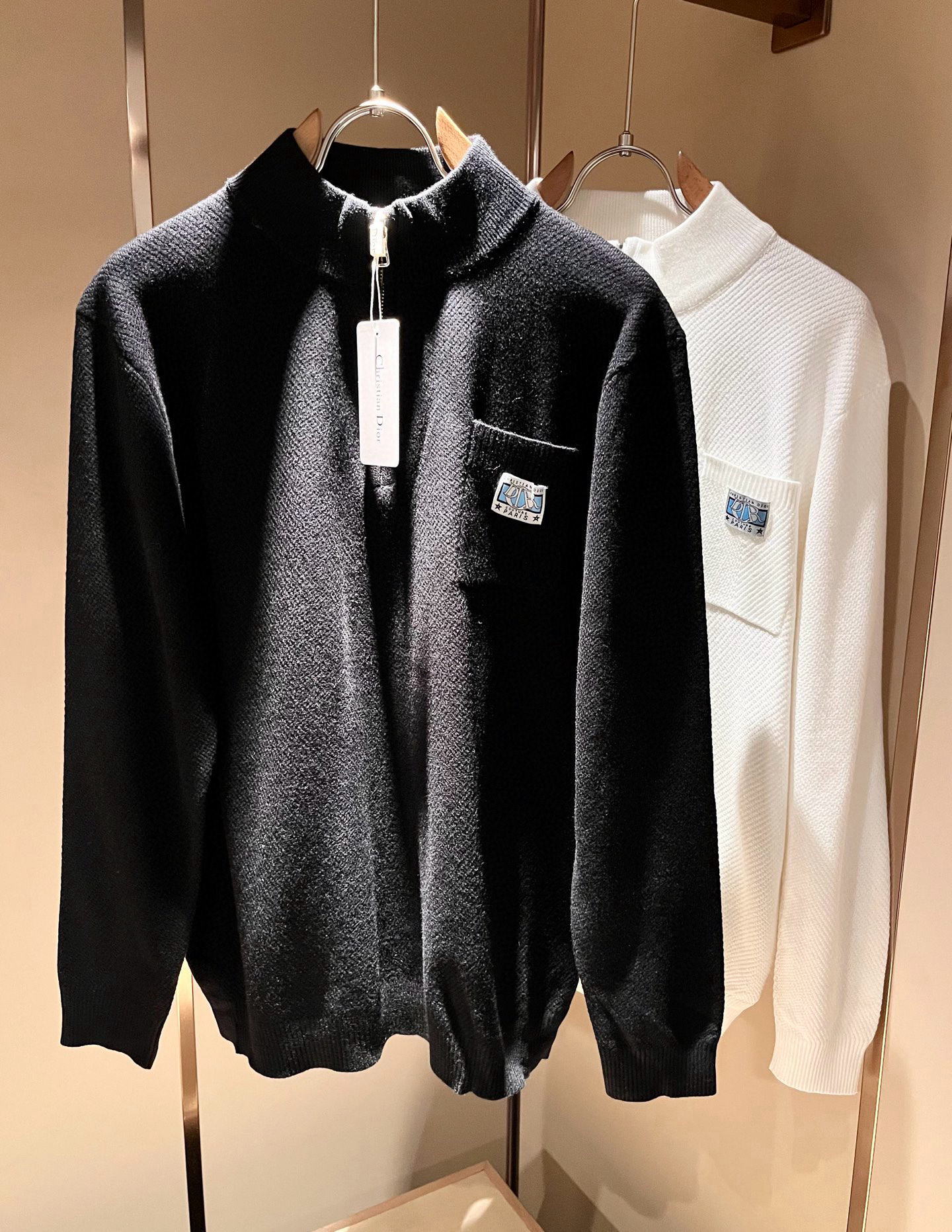 NO:657667,Dio*r Dio* men's casual knitted wool cardigan for autumn and winter, the latest fashion and leisure, trading company channels are rare, and it is sold simultaneously on the official website. The high-quality products most anticipated by gods and goddesses are coming, allowing you to feel what true luxury has connotation! This jacket is made of D family's special knitted fabric, full of brand style!  The surface is clean, smooth and shiny, and the texture is clearly visible through the screen. It is your most enjoyable wearing experience! It perfectly enhances the overall sense of luxury and class, and you can get the high-end luxury atmosphere at a glance! The basic and conventional jacket cut, the upper body is versatile, simple and not picky, and can easily cope with various occasions and environments. It is undoubtedly a must-have product for daily commuting! Sizes M～3XL,, dior, dior, jackets & coats, jackets & coats, alexander wang19860909Dio*r迪*奥 秋冬男士休闲针织羊毛开衫,最新时尚休闲,贸易公司渠道稀出,同步官网发售,男神女神最为期待的精品狠货重磅来袭,让你感受到什么叫真正的高奢有内涵!此款夹克外套选用D家专用针织面料制成,满满的品牌风格！表面整洁光滑且富有光泽,质感透过屏幕都显而易 见,你最为享受的穿着体验! 完美提升了整体的奢华档次感,一眼就能Get到的高端奢华气息!基础常规的夹克版型裁剪,上身百搭简约不挑人,轻松应对各种场合与环境,属于日常通勤必备的臻品无疑!尺码M～3XL,,dior,dior,jackets & coats,jackets & coats,alexander wang,Men's clothing