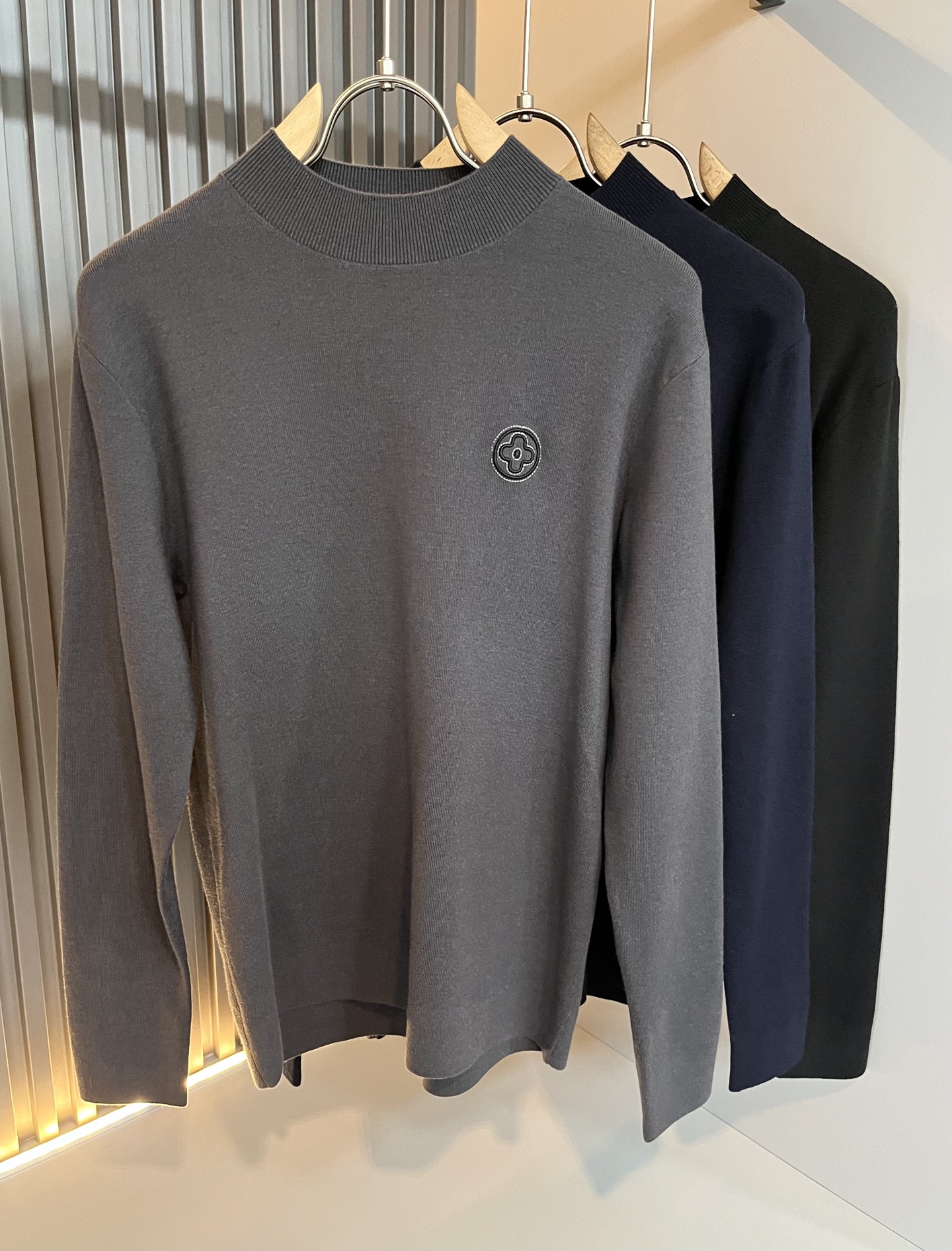 NO:661737,Louis Vuit*on 2025 autumn and winter Louis family light luxury knitted woolen sweater!  Same decoration for men and women!  The new high-end of the Louis family, the details and quality are always so perfect, and the creative designs are endless. You are not a fashionista if you don’t buy a few pieces of Louis this autumn and winter. The logo pattern is embroidered on the chest!  It is something that everyone loves. Made of top-quality wool blend, it is super soft and tough, and has excellent breathability. It comes from world-class trading OEM channels, and the quantity is extremely rare and sold out. It is a presbyopic item that is released every year by 'Donkey Brand'.  The body logo presents an unusual texture, clean and neat. This is the Louis family's unique skill and the latest craftsmanship of this season. The level of detail has reached the top, and the slim and three-dimensional tailoring is a unique design. It is a fusion of luxury and fashion!  Size M-3XL,,louis vuitton,louis vuitton,louis vuitton, 19860909Louis Vuit*on 2025秋冬路易家族轻奢针织羊毛衫！男女同款装饰！ 路易家族的新高端,细节品质永远的那么完美无瑕,创意设计层出不穷.今年秋冬季节没有入手几件路易你算不上时尚达人.胸前logo图案刺绣设计！实属人见人爱的东西.顶级羊毛混纺打造,超级柔软且具有韧性,透气感也是绝佳.来自世界级贸易级别的代工厂渠道,数量极其稀少售完无补.“驴牌”每年都会出的老花单品,立体Logo呈现不一般的质感,干净俐落.这是路易家族的看家绝活也是本季度的最新工艺.细致化程度已经达到顶端了,修身立体剪裁的版型设计堪称一绝.属于奢华与时尚的融合！尺码M-3XL,,louis vuitton,louis vuitton,louis vuitton, ,Men's clothing