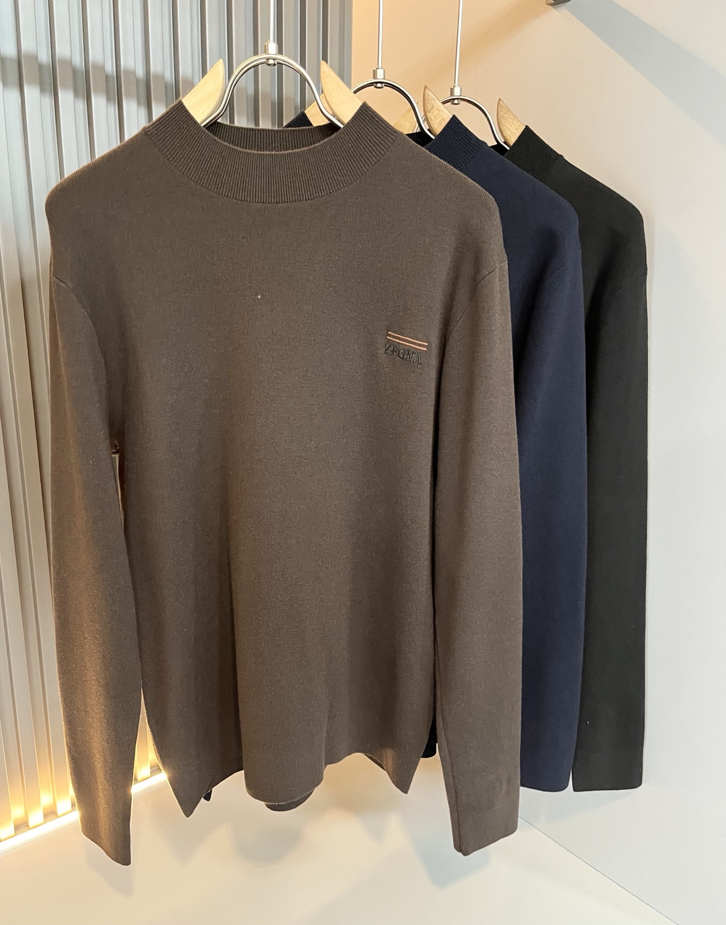 NO:661751,Ermenegildo Zeg*a 2025 autumn and winter new men's casual knitted wool sweater, order from foreign trade company!  It is one of Zegna’s classic proprietary fabrics!  The texture is warm, soft and delicate to the touch, but the shape is straight and stylish!  Logo pattern embroidery design on the chest!  Details, extreme luxury...perfect interpretation of high-quality appearance. Sizes M-3XL,,zegna, 19860909Ermenegildo Zeg*a杰*亚 2025秋冬新品男士休闲针织羊毛衫,外贸公司订单！是杰尼亚经典的专有织物之一！ 质地保暖,触感又柔软细腻、但型态又笔挺有型！ 胸前标志logo图案刺绣设计！细节、奢华极致… 完美演绎高品质品相.尺码M-3XL,,zegna, ,Men's clothing