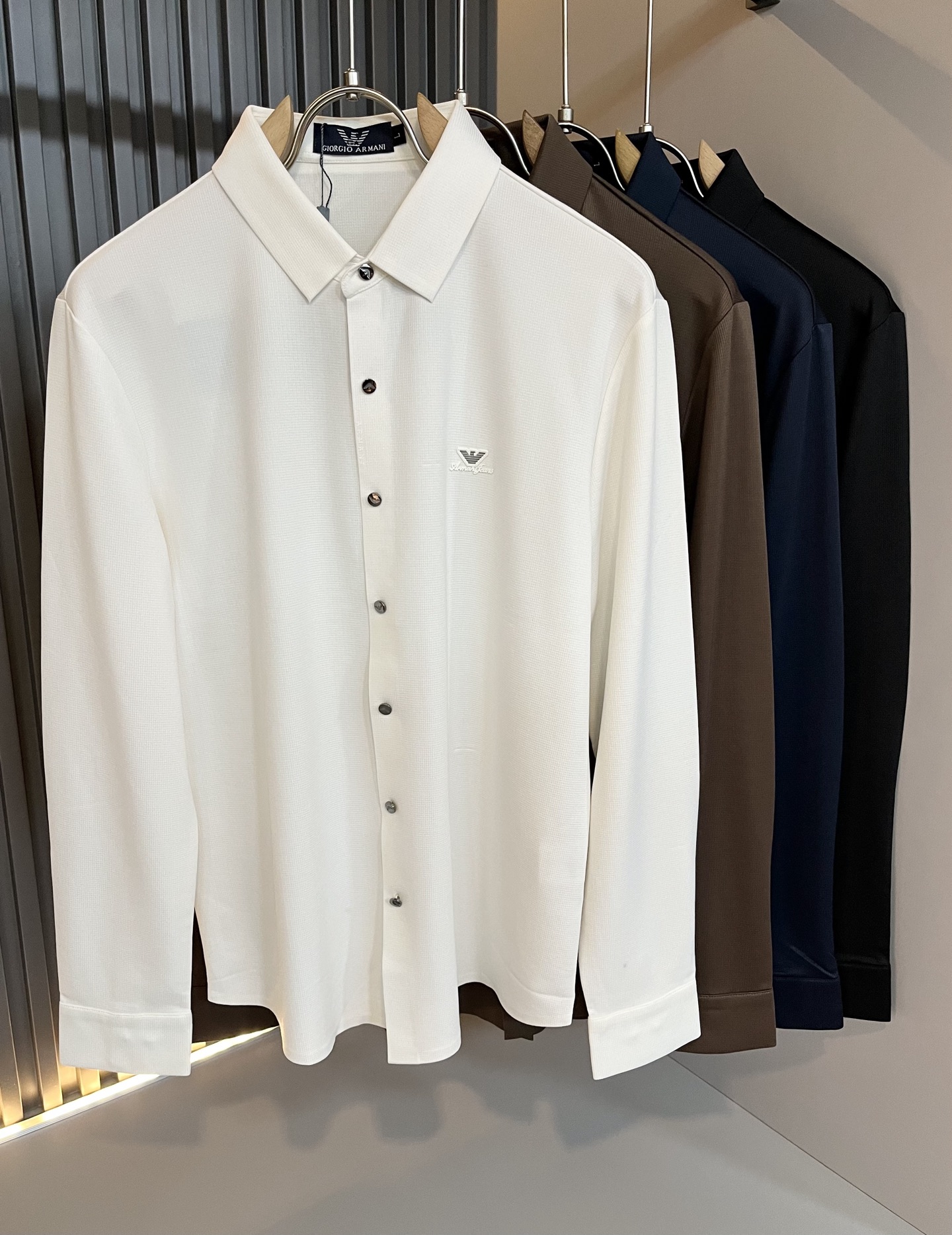 NO:661744,Arman 2025 new autumn and winter men's casual shirt, original factory order, with flying eagle logo printing design on the chest!  The simple design is exquisite and elegant, which is amazing!  Customized original and exclusive elastic spandex fabric, soft and delicate to the touch, super comfortable on the upper body, still refreshing and comfortable even in summer, the ultimate wearing enjoyment!  Inheriting the classic version of the past, the upper body effect is naturally outstanding. It is simple to wear without too many accessories. It can easily create a sense of fashion, and the rate of return will also increase. Get it quickly!  Size M-4XL, armani,  19860909Arman阿*尼2025秋冬新款男士休闲衬衣,原单代工厂订单,胸前标志飞鹰logo印花设计！简洁的设计精致优雅,令人叹服！定制原版专属弹力氨纶面料,手感柔软细腻,上身超级舒适,即使夏天穿着依然清爽自在,极致的穿着享受！继承着以往的经典版型,上身效果自然而来的出彩,简单穿搭无需过多的饰物,轻松搭出时尚感,回头率也会随之提升.速度入手吧！尺码M-4XL,,armani, ,Men's clothing