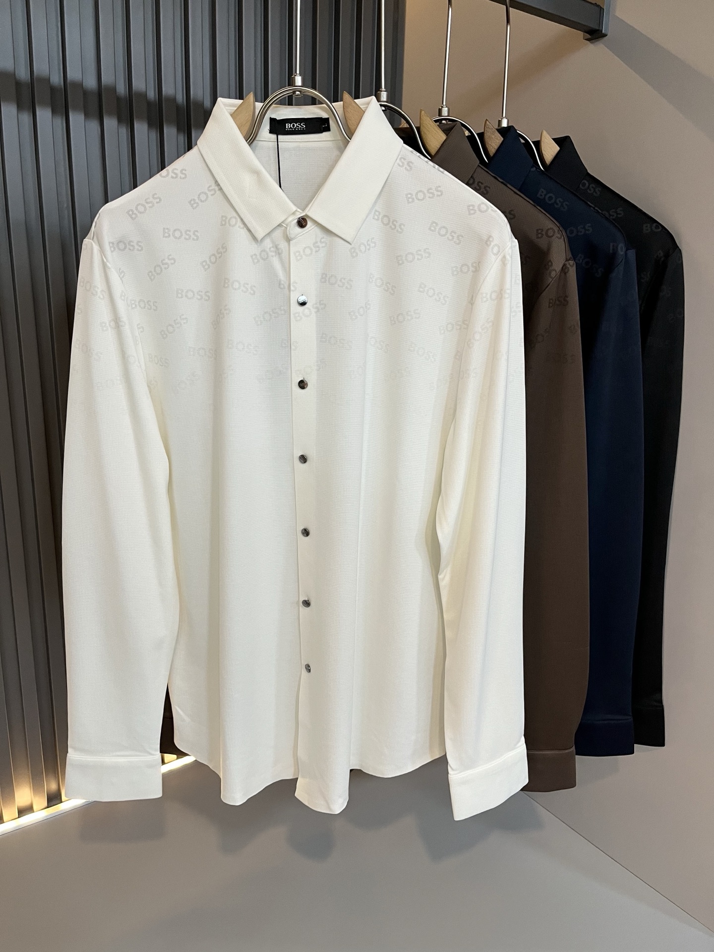 NO:661720,HUGO BOSS 2025 autumn and winter new casual men's shirts, the latest fashionable casual shirts with logo printing and decoration!  The channels of trading companies are rare, and they are sold simultaneously on the official website. The high-quality goods that the male god is most looking forward to are coming in a big way, made of high-end customized pure cotton material!  Let you feel what real luxury has connotation! This model is made of professionally customized stretch spandex fabric. The surface is clean, smooth and shiny, and the texture is clearly visible through the screen. It perfectly enhances the overall sense of luxury and you can get the high-end luxury atmosphere at a glance! The basic and conventional cut, the upper body is versatile and simple, and can easily cope with various occasions and environments. It is undoubtedly a must-have product for daily commuting! Size M-4XL,,  19860909HUGO BOSS 雨果博斯 2025秋冬新款休闲男士衬衣,最新时尚休闲衣身logo印花修饰！贸易公司渠道稀出,同步官网发售,男神最为期待的精品狠货重磅来袭,高端定制纯棉材质！让你感受到什么叫真正的高奢有内涵!此款选用了专业定制弹力氨纶面料制成,表面整洁光滑且富有光泽,质感透过屏幕都显而易 完美提升了整体的奢华档次感,一眼就能Get到的高端奢华气息!基础常规的版型裁剪,上身百搭简约不挑人,轻松应对各种场合与环境,属于日常通勤必备的臻品无疑!尺码M-4XL,, ,Men's clothing