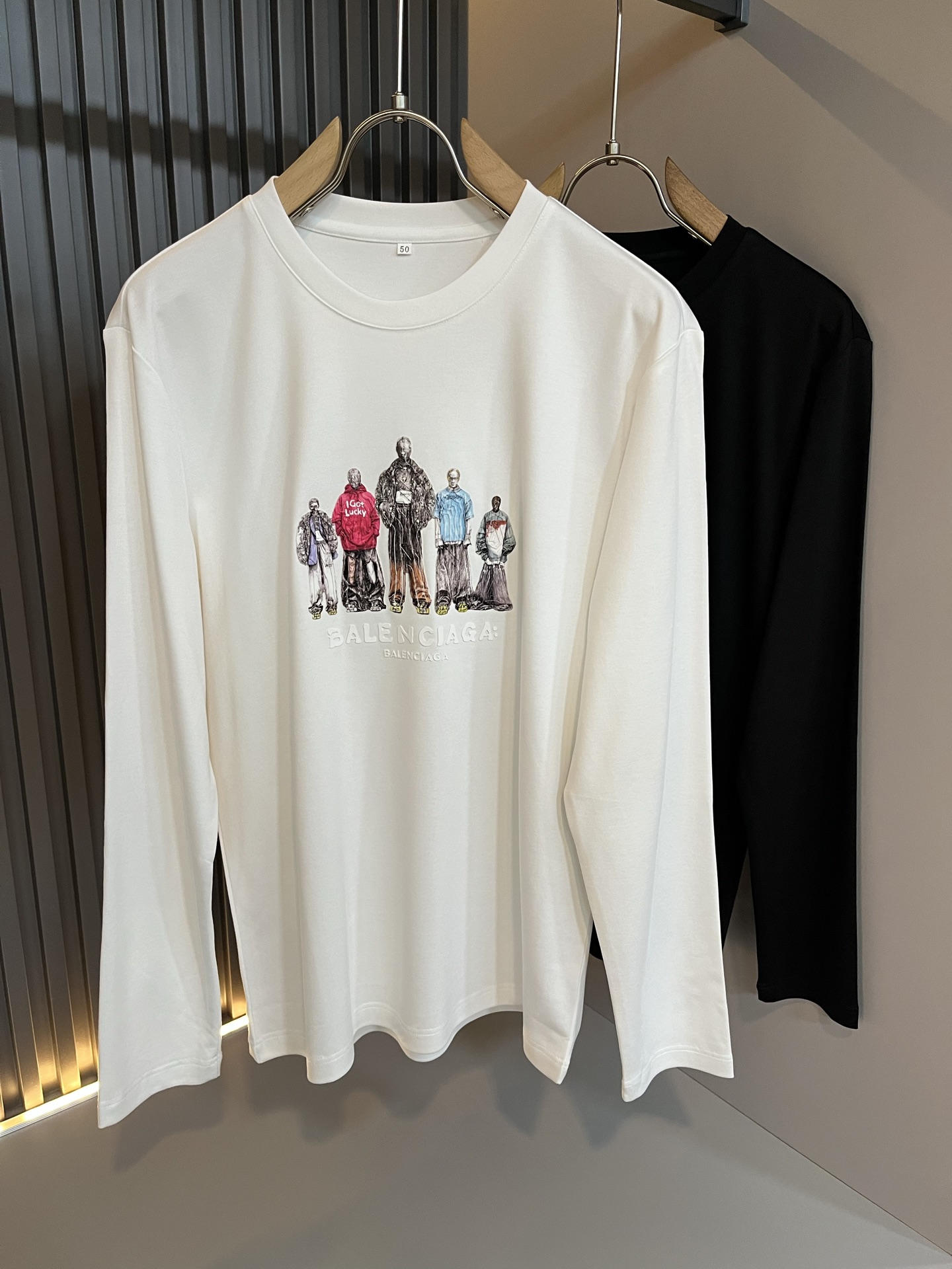 NO:661747,BALENCI*GA Paris* 2025 new autumn and winter new long-sleeved bottoming shirt for men and women!  Fashionable casual bottoming shirt with catwalk pattern print!  Design logo laminated design!  It is highly designed and selected from 260g pure cotton fabrics supplied by customers. It feels soft and skin-friendly, comfortable and breathable. The real thing will definitely make you fall in love with it!  The round neck cut with loose shoulders and dropped shoulders, non-sexist style for couples to wear together, opens up a new fashion style!  Distinguish the market version of the high-definition series!  Size M-4XL,,balenciaga, 19860909BALENCI*GA巴黎*家 2025秋冬新款男女同款长袖打底衫！走秀图案印花时尚休闲打底衫！设计logo压胶设计！极具设计精选客供260g纯棉面料,手感柔软亲肤,着身舒适透气性都无法挑剔,实物绝对会让你爱不释手！宽松小落肩的圆领版型裁剪,无性别主义的情侣混穿款式,打开全新的时装新韵味！区别市场版本高定系列！尺码M-4XL,,balenciaga, ,Men's clothing