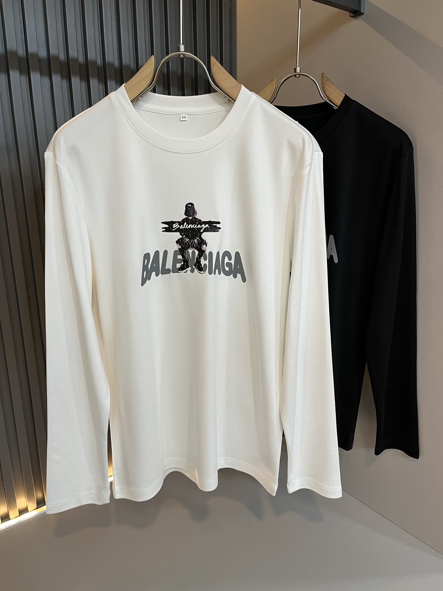 NO:661733,BALENCI*GA Paris* 2025 new autumn and winter new long-sleeved bottoming shirt for men and women!  Fashionable casual bottoming shirt with catwalk pattern print!  Design logo laminated design!  It is highly designed and selected from 260g pure cotton fabrics supplied by customers. It feels soft and skin-friendly, comfortable and breathable. The real thing will definitely make you fall in love with it!  The round neck cut with loose shoulders and dropped shoulders, non-sexist style for couples to wear together, opens up a new fashion style!  Distinguish the market version of the high-definition series!  Size M-4XL,,balenciaga, 19860909BALENCI*GA巴黎*家 2025秋冬新款男女同款长袖打底衫！走秀图案印花时尚休闲打底衫！设计logo压胶设计！极具设计精选客供260g纯棉面料,手感柔软亲肤,着身舒适透气性都无法挑剔,实物绝对会让你爱不释手！宽松小落肩的圆领版型裁剪,无性别主义的情侣混穿款式,打开全新的时装新韵味！区别市场版本高定系列！尺码M-4XL,,balenciaga, ,Men's clothing