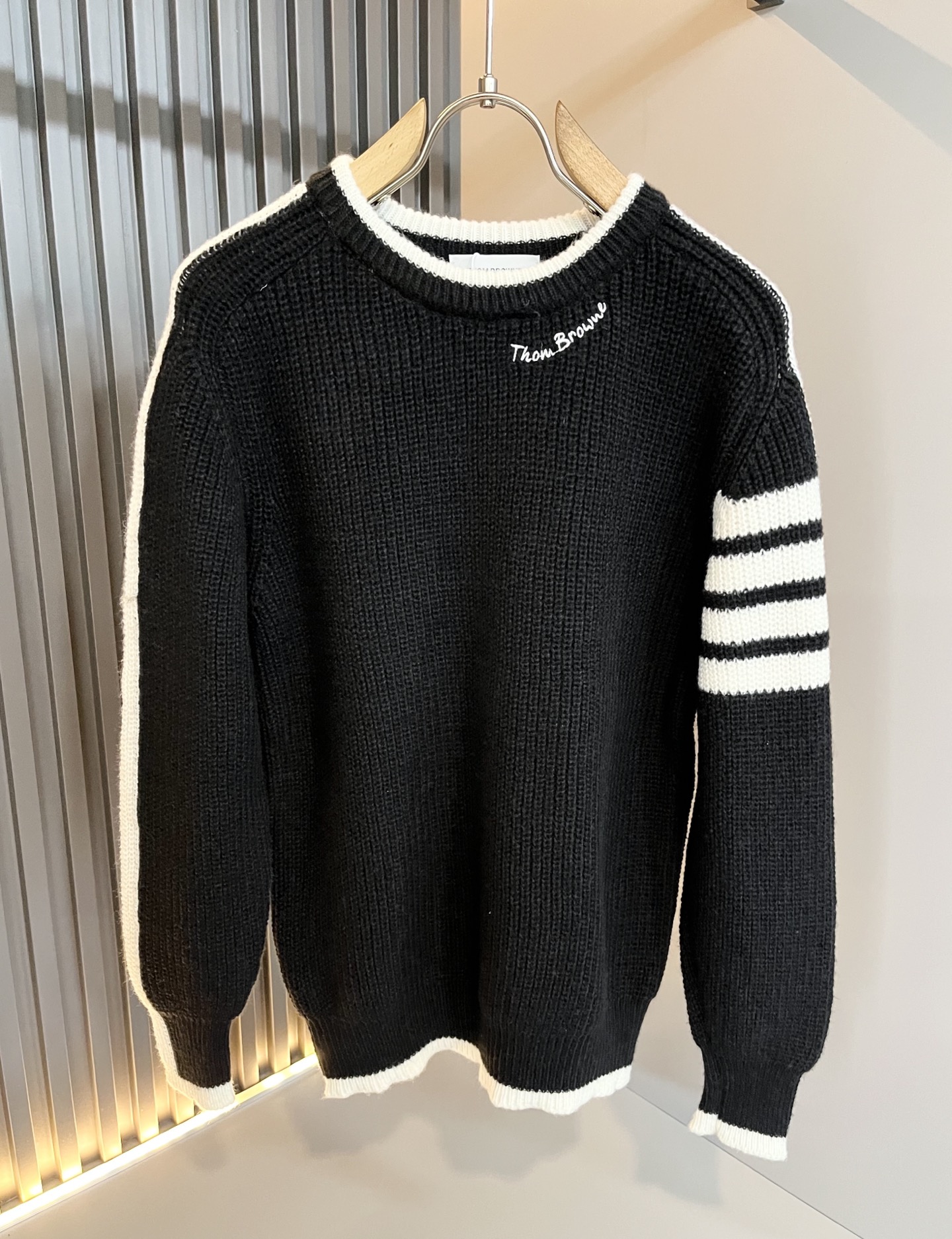 NO:661767,ThomBrow*e's 2025 autumn and winter new knitted wool sweater for men and women, this year's new counter product, super soft wool fabric for men and women!  Fashionable urban versatile model, it will be super popular this year, a must-have artifact for autumn and winter. It has a unique texture, soft and smooth feel, and cannot be compared with ordinary fabrics. Regular knitted wool fabric design, embroidered logo pattern design!  Crochet with classic iconic stripe design!  A rare model that can only be found. Very attractive design, liningless inseam binding technology, and very detailed. It is a model that requires a lot of attention to technology. Details determine the high-end. Minimalist design elements of the season, a must-have item for trendy men, perfect fit, highly recommended!  Size M-2XL,, 19860909ThomBrow*e汤姆*朗2025秋冬新款男女同款针织羊毛衫,今年的专柜新品,男女同款超软羊毛面料！时尚都市百搭款,今年必定超火爆,秋冬必备神器,质感独特,手感柔嫩顺滑,不是一般面料所能对比的产品.常规的针织羊毛面料设计,刺绣logo图案设计！钩织搭配经典标识性经典条纹设计！可遇不可求的款 非常极具魅力的设计,无里布内缝包边工艺,细节非常到位,要非常讲究技术的一款,细节决定高端.极简当季的设计元素,潮男必备单品,完美版型,强烈推荐！尺码M-2XL,, ,Men's clothing