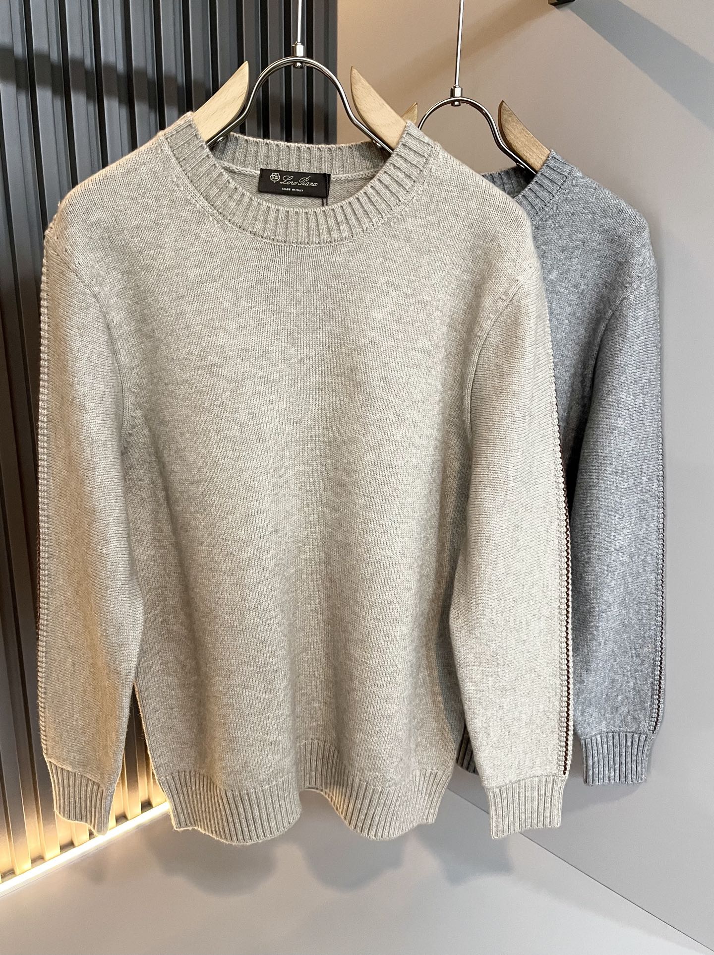 NO:661766,Loro Piana 2025 autumn and winter men's latest trade order knitted woolen sweaters, all in good condition!  !  The upper body is comfortable and breathable, not stiff, and the overall body has a rich three-dimensional feel. Quality export order, customized exclusive knitted wool fabric tailoring, to meet the simple needs of commuters for dressing. The upper body effect is very good, slimming, and not picky about the figure. The fabric workmanship... is impeccable, only good craftsmanship and good fabrics can wear a good taste, a must-have item for everyone!  Size M-3XL,,loro piana, 19860909Loro Piana诺悠翩雅 2025秋冬男士最新的贸易订单针织羊毛衫,全品相！！上身舒适透气,不僵硬,整体有着丰富的立体感,品质出口订单,定制专属针织羊毛面料剪裁,满足通勤人们对于着装的简约需求,上身效果很好,显瘦,不挑剔身材.面料做工....无可挑剔,好工艺好面料才能穿出好品味一款,人手必备单品！尺码M-3XL,,loro piana, ,Men's clothing