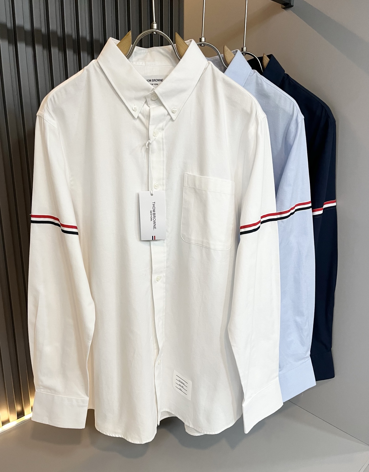 NO:661723,ThomBrow*e Tom*lang 2025 autumn and winter new shirt!  Th*m Br*wne long-sleeved shirt creates a unique style with meticulous attention to detail. The new 'Habbit' cutting design is casual and casual. It is less formal but more casual and casual. High-quality poplin cotton fabric, made of dotted knitting, is light and flat. Gentle, soft and delicate texture. Comfortable, breathable and burdenless to wear. Logo webbing design on sleeves!  The logo shows the value of the brand image. The contrasting colors and ribbed knitted colorful ribbons reflect the unique temperament. Sizes S-2XL, shirts,  19860909ThomBrow*e汤姆*朗2025秋冬新款衬衣！Th*m Br*wne长袖衬衫,造就与众不同的造型气质,细节性无微不至.新式“哈比人”裁剪设计款式休闲随意.少了正式感却多了份随意休闲的美感.优质府绸棉面料,运用点状针织制作而成,轻薄平整.温婉柔软和细腻的质感.贴身穿着舒适透气无负担.袖子logo织带标识设计！标识展示品牌形象的价值.撞色搭配罗纹针织彩条饰带体现独特气质.尺码S-2XL,,shirts, ,Men's clothing