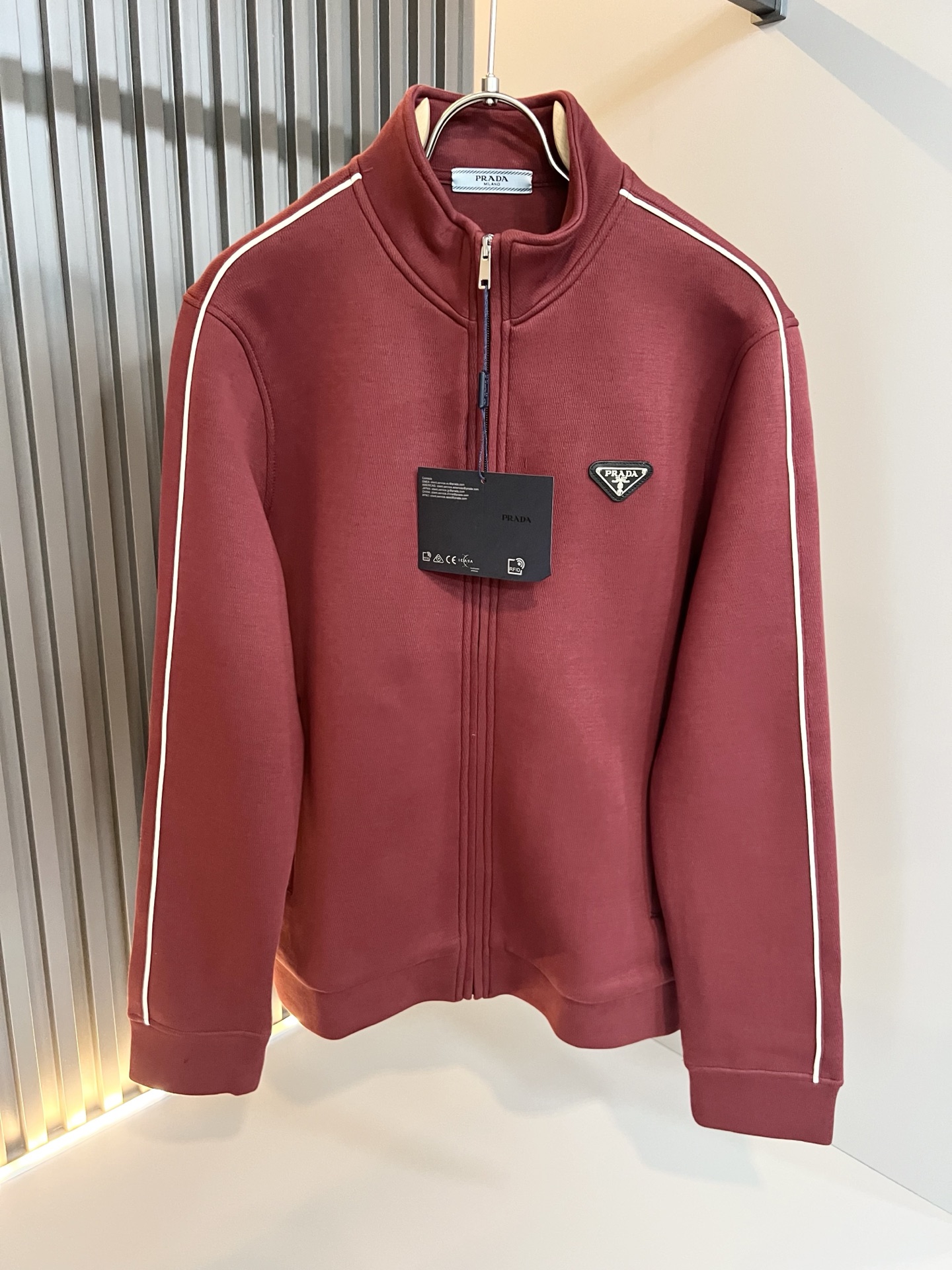 NO:661728,PPRAD*A 2025 autumn and winter new casual suit, the latest model is exclusively available on the entire network!  !  ~It is both classic and fashionable, who doesn’t love it? It shows the classic again, it is very eye-catching, and it has a low-luxury aura and recognition!  Pr*da's traditional brand concept and modern advanced technology are perfectly combined. Coupled with an extremely modern and simple design, Pr*da's exclusive logo badge design!  Customized fabrics made of 100% imported pure cotton!  The texture of this model is quite impressive. You can tell the specifications and grades at your fingertips. The level of finesse and breathability are top-notch!  Size M-4XL,,prada, 19860909PPRAD*A普*达 2025秋冬新款休闲套装,最新款全网独家首上！！~既经典有时尚百搭,谁不爱啊,将经典再次展现,非常的耐看,自带低奢光环与辨识度！Pr*da传统的品牌理念和现代化的先进技术进行了完美结合.加上极其现代摩登风范的简约设计,p家专属logo徽章设计！定制百分百进口纯棉的面料！此款的质感相当感人 触手便知规格档次 细腻程度与透气效果堪称顶级！尺码M-4XL,,prada, ,Men's clothing