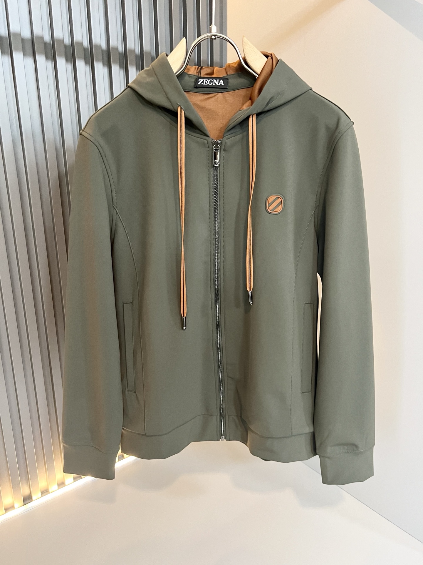 NO:661729,Ermenegildo Zeg*a 2025 autumn and winter new men's suit, order from foreign trade company!  It is one of Zegna’s classic proprietary fabrics!  Customized original stretch spandex fabric!  The texture is warm, soft and delicate to the touch, but the shape is straight and stylish!  Details, extreme luxury...perfect interpretation of high-quality appearance. Sizes M-4XL,,zegna, 19860909Ermenegildo Zeg*a杰*亚 2025秋冬新品男士套装,外贸公司订单！是杰尼亚经典的专有织物之一！ 定制原版弹力氨纶面料！质地保暖,触感又柔软细腻、但型态又笔挺有型！ 细节、奢华极致… 完美演绎高品质品相.尺码M-4XL,,zegna, ,Men's clothing