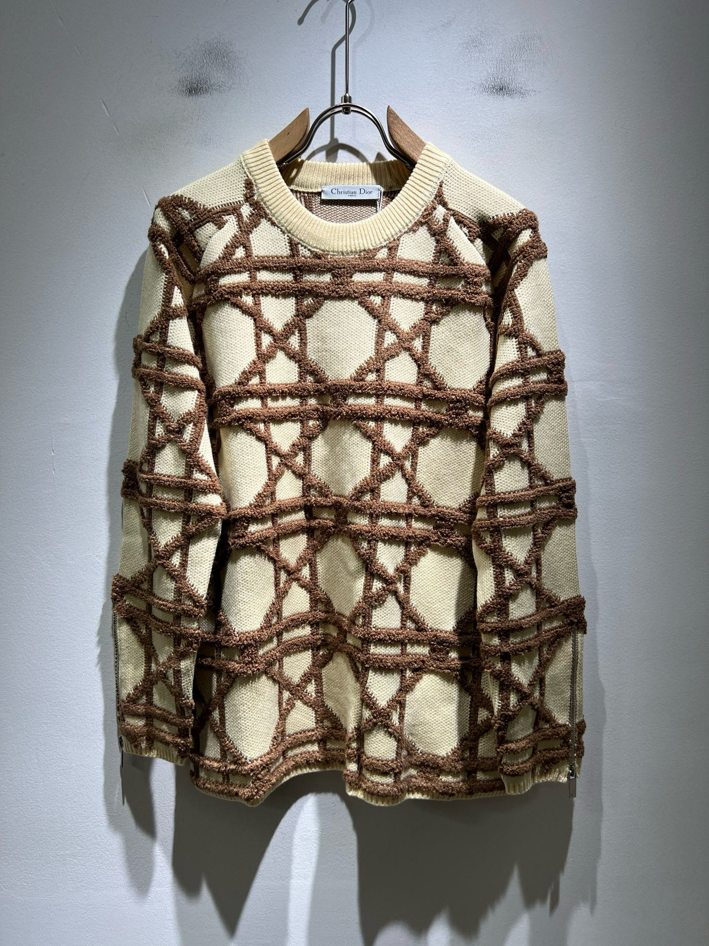 NO:661775,Dio*Dijia's new 2025 autumn and winter knitted woolen sweaters for men and women are on sale simultaneously at counters!  Customized exclusive wool fabric, easy to match, extremely high-grade, perfectly integrated into fashion and style, a top-notch fashionable style that is perfect for outer wear!  The whole thing gives people a natural feeling!  The ultimate classic uses the latest three-dimensional plaid logo crochet design!  The ultimate heavy work, the ultimate perfection!  Fans who pursue high quality should rush to buy it by themselves, and we sincerely invite all fans who know the goods to appreciate this model together!  !  Size M-3XL,,dior,dior, 19860909Dio*迪家 2025秋冬新款男女同款针织羊毛衫,专柜同步发售！定制专属羊毛面料,从容百搭,档次极高,完美融入时尚还有风情感一款完美符合外穿的顶尖时髦气质款！整体给人浑然天成的感觉！极致经典采用最新立体格子logo钩织设计！极致的重工极致的完美！追求高品质的粉丝们请自行抢购,诚邀所有识货的粉丝一同鉴赏此款！！尺码M-3XL,,dior,dior, ,Men's clothing