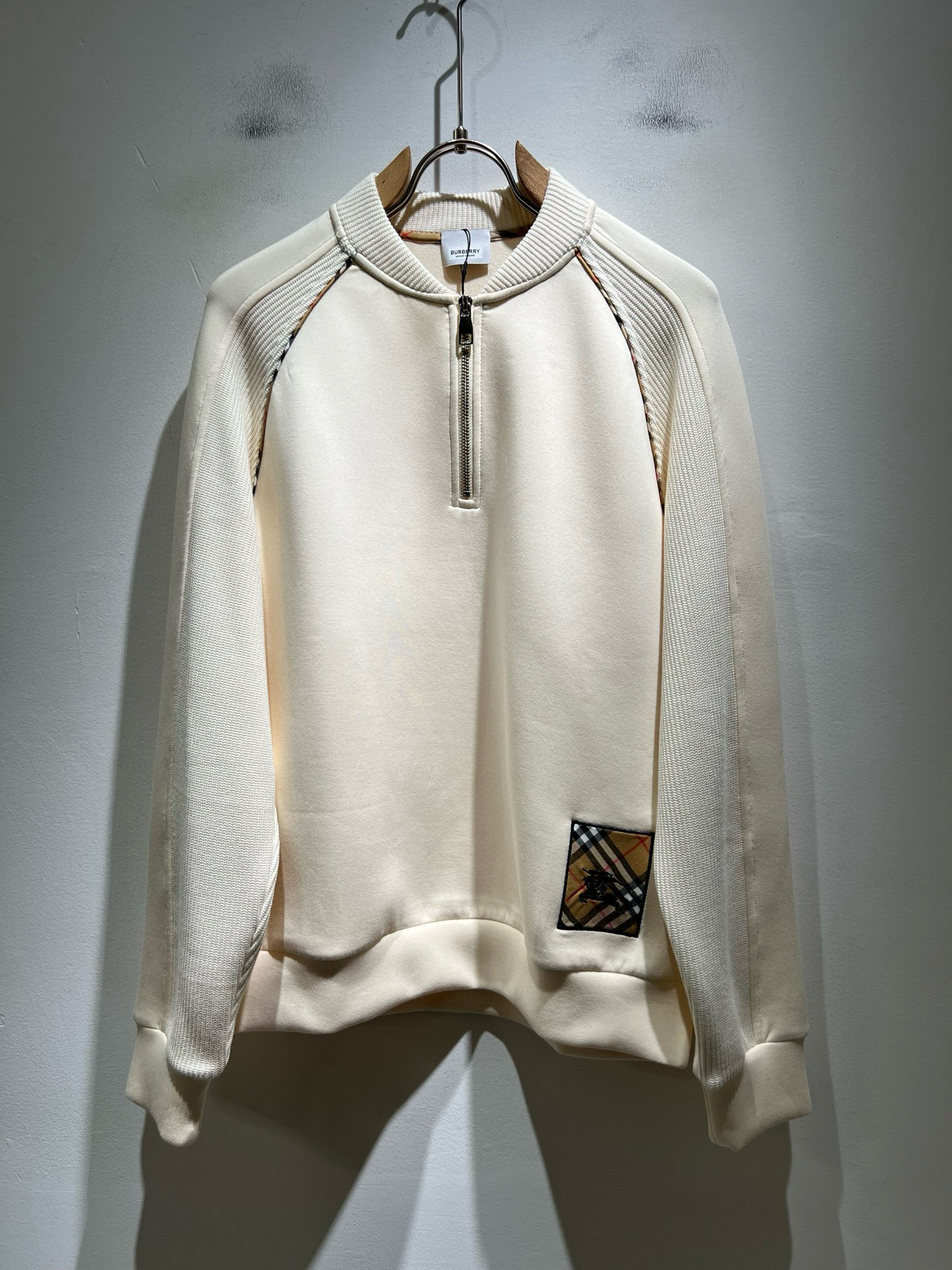 NO:661779,BURBER*Y 2025 autumn and winter new basic casual and versatile cotton sweatshirt for men and women, same style sweatshirt for men and women!  Trading company channels are rare and available on the official website simultaneously!  Logo embroidery design on the body!  With a refreshing and clean feeling!  This T-shirt is made of imported pure cotton materials supplied by customers. B’s materials are still impeccable. It is light, soft and delicate to the touch, skin-friendly and breathable, giving you the most comfortable wearing experience!  It blends perfectly with the fabric and has no gummy feel!  Basic and regular cut, perfect for daily casual wear, don’t rush to get it!  Size M-3XL,,burberry,hoodie,sweatshirts,tees,t-shirt, 19860909BURBER*Y巴*莉 2025秋冬新款男女同款基础休闲百搭棉质卫衣,男女同款卫衣！贸易公司渠道稀出,同步官网发售！衣身logo刺绣设计！带有一种清爽又干净的感觉！此款T恤衫甄选客供进口纯棉材质制作而成,B家的用料上依然是无法挑剔的,轻薄柔软细腻的手感,亲肤透气、给你最极致舒爽的穿着体验！与面料完美融合为一体,没有胶质感！基础常规的版型裁剪,日常休闲着穿的完美之选,还不赶紧入手！尺码M-3XL,,burberry,hoodie,sweatshirts,tees，t-shirt, ,Men's clothing