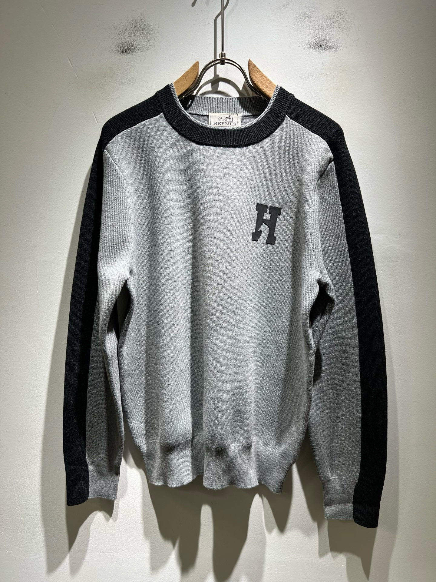 NO:661786,Her*mes 2025 autumn and winter new men's knitted woolen sweater, a brand new and upgraded versatile basic style, low-key luxury, the choice of quality!  It is made of high-quality and selected high-quality wool, with super vertical performance. It has a strong artistic sense and H logo lamination process design. The craftsmanship is meticulous and highly recognizable, showing a new brand micro-label culture!  Classic and perfect design, precise cutting. Simple and elegant style, but also able to show fashionable charm in daily leisure life. Size M-3XL,,  19860909Her*mes爱*仕2025秋冬新款男士针织羊毛衫,全新升级百搭基础款,低调奢华,品格之选！甄选优质精选优质羊毛打造而成,有着超强的垂直性能 艺术感极强H标志logo压胶工艺设计,工艺细致,辨识度极高,展现全新品牌微标文化！经典完美版型设计,在裁剪上精准到位.简约大气风格,又能在日常休闲生活中展现时尚魅力.尺码M-3XL,, ,Men's clothing