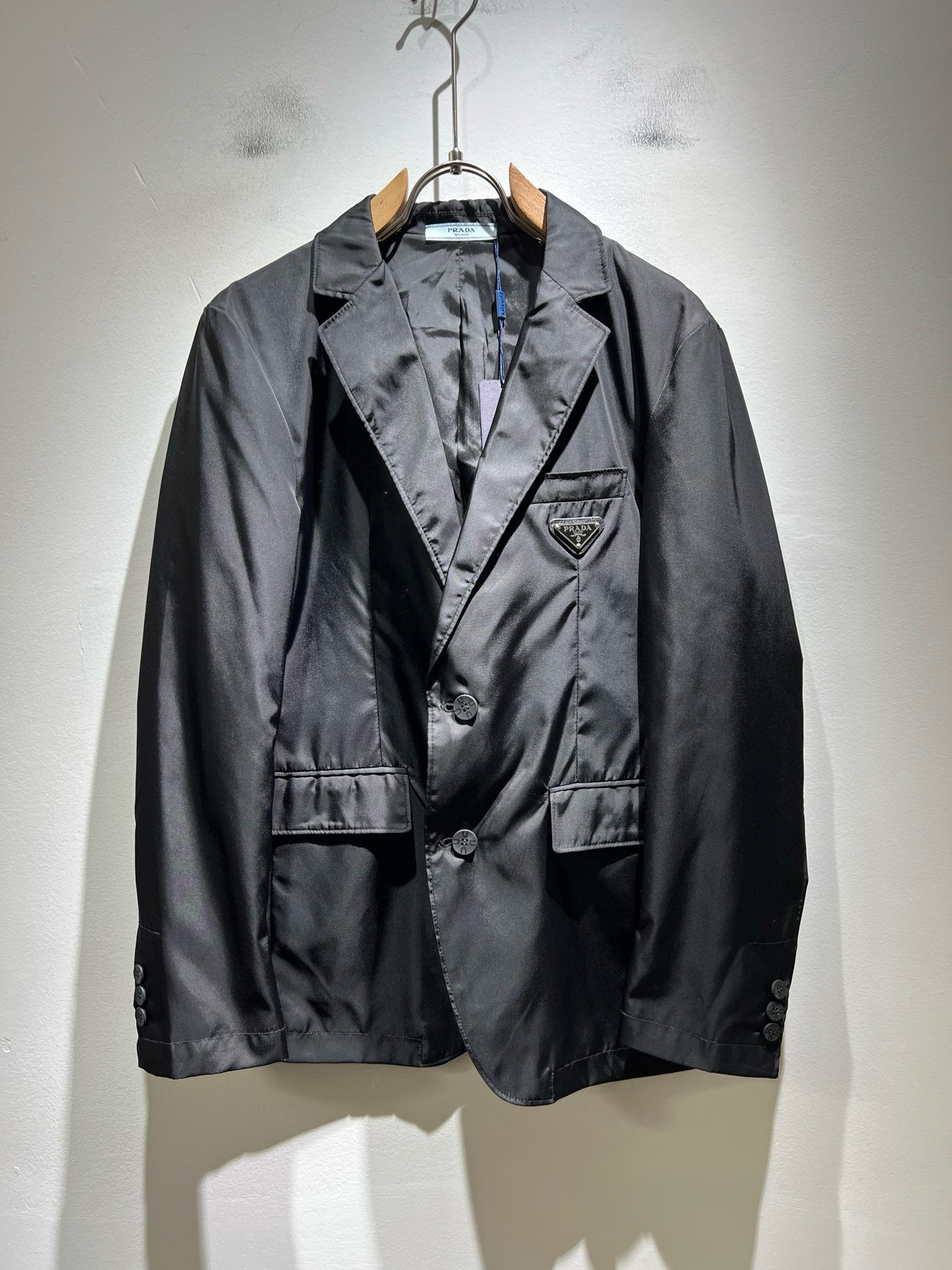 NO:661791,PRAD*A 2025 Autumn and Winter Casual Suit Jacket, the latest fashionable casual suit, is available through trading company channels, and is sold simultaneously on the official website. The most anticipated high-quality goods by male gods are coming, allowing you to feel what real luxury has connotation! This jacket is made of P’s professionally customized suit fabrics.  It perfectly enhances the overall sense of luxury and class, and you can get the high-end luxury atmosphere at a glance! The basic and conventional jacket cut, the upper body is versatile, simple and unobtrusive, and can easily cope with various occasions and environments. It is undoubtedly a must-have product for daily commuting! Sizes M-3XL,, prada, jackets & coats, jackets & coats,  19860909PRAD*A普*达 2025秋冬休闲西服夹克外套,最新时尚休闲西服套装,贸易公司渠道稀出,同步官网发售,男神最为期待的精品狠货重磅来袭,让你感受到什么叫真正的高奢有内涵!此款夹克外套选用了P家专业定制的西服面料制成,表面整洁光滑且富有光泽,质感透过屏幕都显而易 见,上身舒适轻盈不闷热,精致三角logo设计！完美提升了整体的奢华档次感,一眼就能Get到的高端奢华气息!基础常规的夹克版型裁剪,上身百搭简约不挑人,轻松应对各种场合与环境,属于日常通勤必备的臻品无疑! 尺码M-3XL,,prada,jackets & coats,jackets & coats, ,Men's clothing