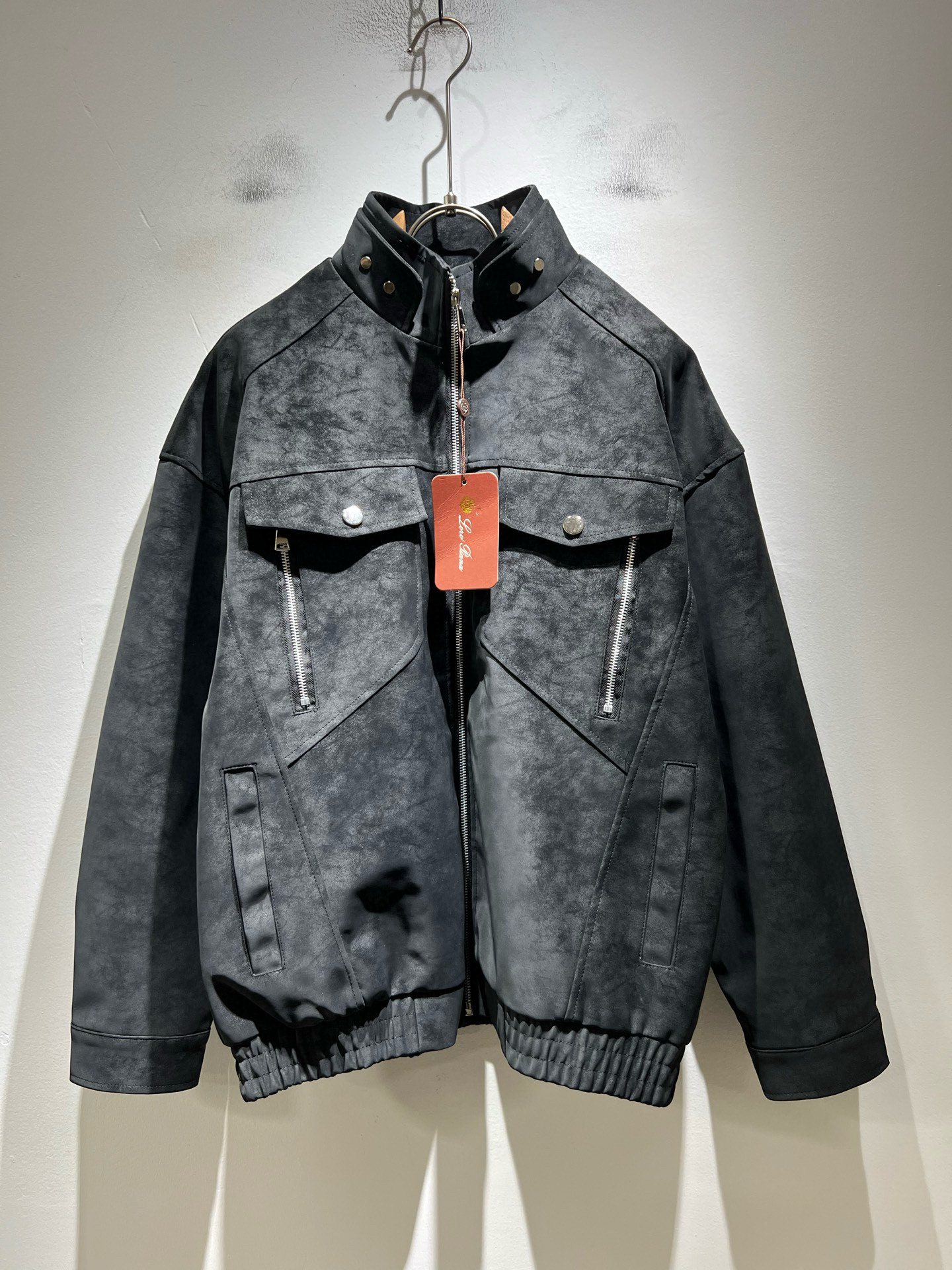 NO:661796,Loro Piana 2025 autumn and winter new men's casual jackets, orders from foreign trade companies!  Made of customer-washable leather, one of the classic proprietary fabrics!  The texture is light, soft and delicate to the touch, but the shape is straight and stylish!  It adopts a multi-layer structure and is windproof. The pockets are decorated with details, which is the ultimate luxury... Perfect interpretation of high-quality appearance. Customized original hardware is provided!  Size M-3XL,,loro piana,jackets & coats,jackets & coats, 19860909Loro Piana诺悠翩雅 2025秋冬新品男士休闲夹克外套,外贸公司订单！客供洗水皮材质,经典的专有织物之一！ 质地轻盈、触感又柔软细腻、但型态又笔挺有型！ 采用多层结构、具备防风性能. 口袋饰有细节、奢华极致… 完美演绎高品质品相.客供定制原版五金！尺码M-3XL,,loro piana,jackets & coats,jackets & coats, ,Men's clothing