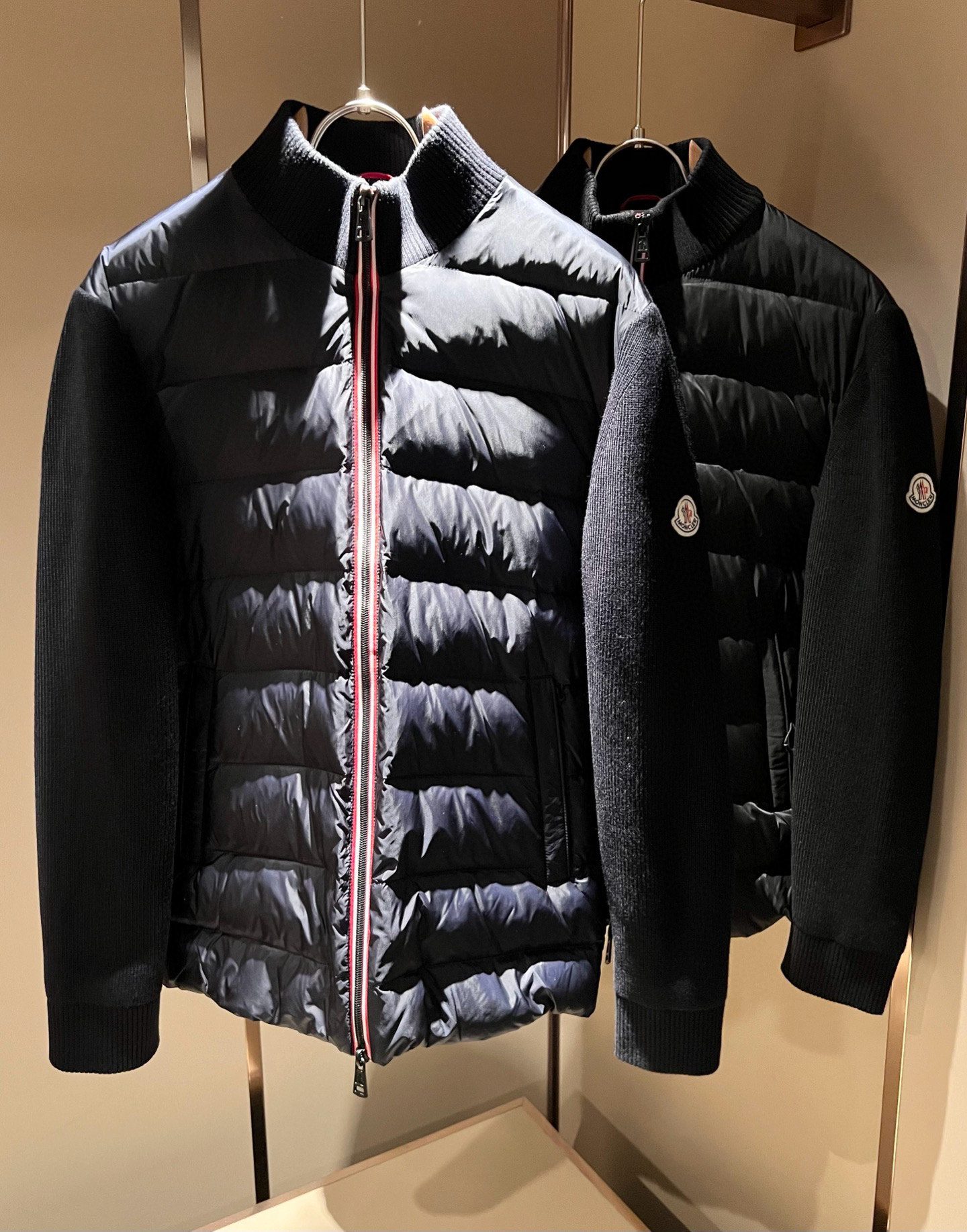 NO:661774,Monc*ler hooded 2025 autumn and winter classic down knitted splicing jacket, urban fashion and casual style!  Super soft fabric, handsome and popular jacket. Fashionable urban versatile style, quick-drying, quick dehydration and drying after washing, breathable and fashionable upper body, light gloss, unique texture, soft and smooth hand feel, excellent details. It is not a product that can be compared with ordinary fabrics. Conventional hooded design, classic hooded embroidered labels on the sleeves, very attractive design, elasticated hem and cuffs.  Inseam hemming process, customized original logo hardware and accessories design!  The inside is spliced ​​with 95 white duck down!  The details are in place. It gives outdoor users a full experience and perfect protection, bringing us closer to the challenges of nature!  Minimalist design elements of the season, a must-have item for trendy men, perfect slim fit, highly recommended!  Size M-3XL,,Moncler,jackets & coats,jackets & coats,down jacket,hats, 19860909Monc*ler蒙*口 2025秋冬经典羽绒针织拼接夹克外套,都市时尚休闲款！面料超软面料帅酷爆款夹克外套.时尚都市百搭款款,速干衣,水洗后快速脱水干爽,上身透气而且时尚靓丽,淡淡光泽,质感独特,手感柔嫩顺滑,细节出色 不是一般面料所能对比的产品.常规的连帽设计,袖子饰经典蒙口刺绣贴标,非常极具魅力的设计,下摆及袖口钧为松紧束口 内缝包边工艺,定制原版logo五金辅料设计！内里拼接95白鸭绒！细节非常到位.给户外使用者充分的体验和完善的保护,让我们更接近大自然的挑战！极简当季的设计元素,潮男必备单品,完美修身版型,强烈推荐！尺码M-3XL,,Moncler,jackets & coats,jackets & coats,down jacket,hats, ,Men's clothing