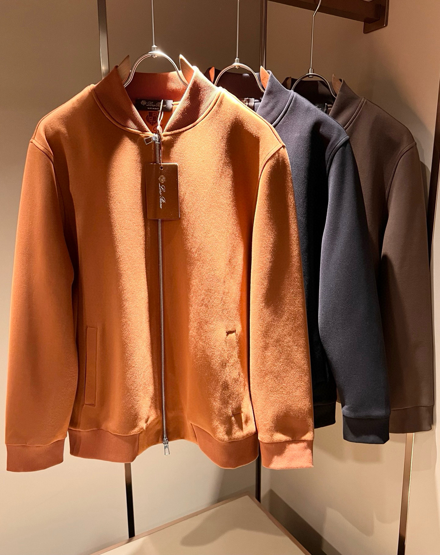 NO:661735,Loro Piana 2025 autumn and winter new men's casual jackets, orders from foreign trade companies!  Customer-supplied imitation velvet cotton material, embroidered logo design!  One of the classic proprietary fabrics!  The texture is light, soft and delicate to the touch, but the shape is straight and stylish!  It adopts a multi-layer structure and is windproof. The pockets are decorated with details, which is the ultimate luxury... Perfect interpretation of high-quality appearance. Sizes M-4XL,,loro piana,jackets & coats,jackets & coats, 19860909Loro Piana诺悠翩雅 2025秋冬新品男士休闲夹克外套,外贸公司订单！客供仿绒棉材质,刺绣logo设计！经典的专有织物之一！ 质地轻盈、触感又柔软细腻、但型态又笔挺有型！ 采用多层结构、具备防风性能. 口袋饰有细节、奢华极致… 完美演绎高品质品相.尺码M-4XL,,loro piana,jackets & coats,jackets & coats, ,Men's clothing