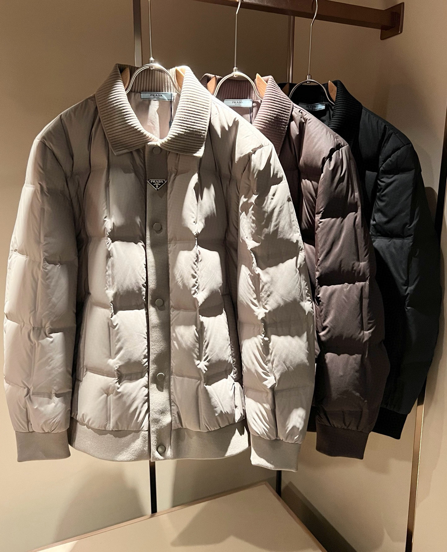 NO:661783,Prad*a 2025 Autumn and Winter Uniform Down Jacket Jacket for Men and Women, ready stock Prad* Down Fabric Jacket Waterproof Down Jacket Warm Jacket!  Prada has relaunched the classic Prada Linea Rossa into the market and created it as an iteratively updated technology series that responds to the core content of the 21st century ideology. Obviously this is the flagship of the P family's down series, suitable for the youthful spirit of men and women of all ages!  I won’t go into too many details. They are all top-notch accessories. This model of Prada has everything a top-grade down jacket or jacket should have, or in other words, it will only be better!  !  Windproof zipper opening and closing, logo badge decoration on the chest, the outer layer of the counter is made of coated polyester fiber. Leak-proof velvet is waterproof and windproof, it can be called a holy product!  Nanotechnology fabric with high electrical conductivity is beneficial to body temperature regulation!  The down liner is also waterproof nylon fabric, filled with 95 white duck down. Soft and comfortable, simple design suitable for any age group. Same style for men and women. Sizes: M-4XL,, prada, jackets & coats, jackets & coats, down jacket,  19860909Prad*a 普*达2025秋冬男女同款羽绒服夹克外套,现货 Prad* 羽绒面料夹克 防水羽绒服保暖外套！Prada将经典Prada Linea Rossa再次推出市场,打造为迭代更新的科技系列,回应21世纪意识形态的核心内容. 很显然这是P家羽绒系列的扛鼎之作,适合于一切年轮的男女情侣款青春精神！ 细节方面我就不多讲了,全是顶配,一件顶级羽绒服或者一件夹克该有的,此款Prada都占全了,或者说,只会更好！！ 防风拉链开合 胸前logo徽章装饰 ,柜台外层采用涂层聚酯纤维制成.防漏绒防水防风,可谓圣品！高导电能力的纳米技术织物,有利于体温调节！羽绒内胆也是防水尼龙面料,内填充95白鸭绒.软糯舒适,适宜任何年龄段的简单设计.男女同款.尺码:M-4XL,,prada,jackets & coats,jackets & coats,down jacket, ,Men's clothing