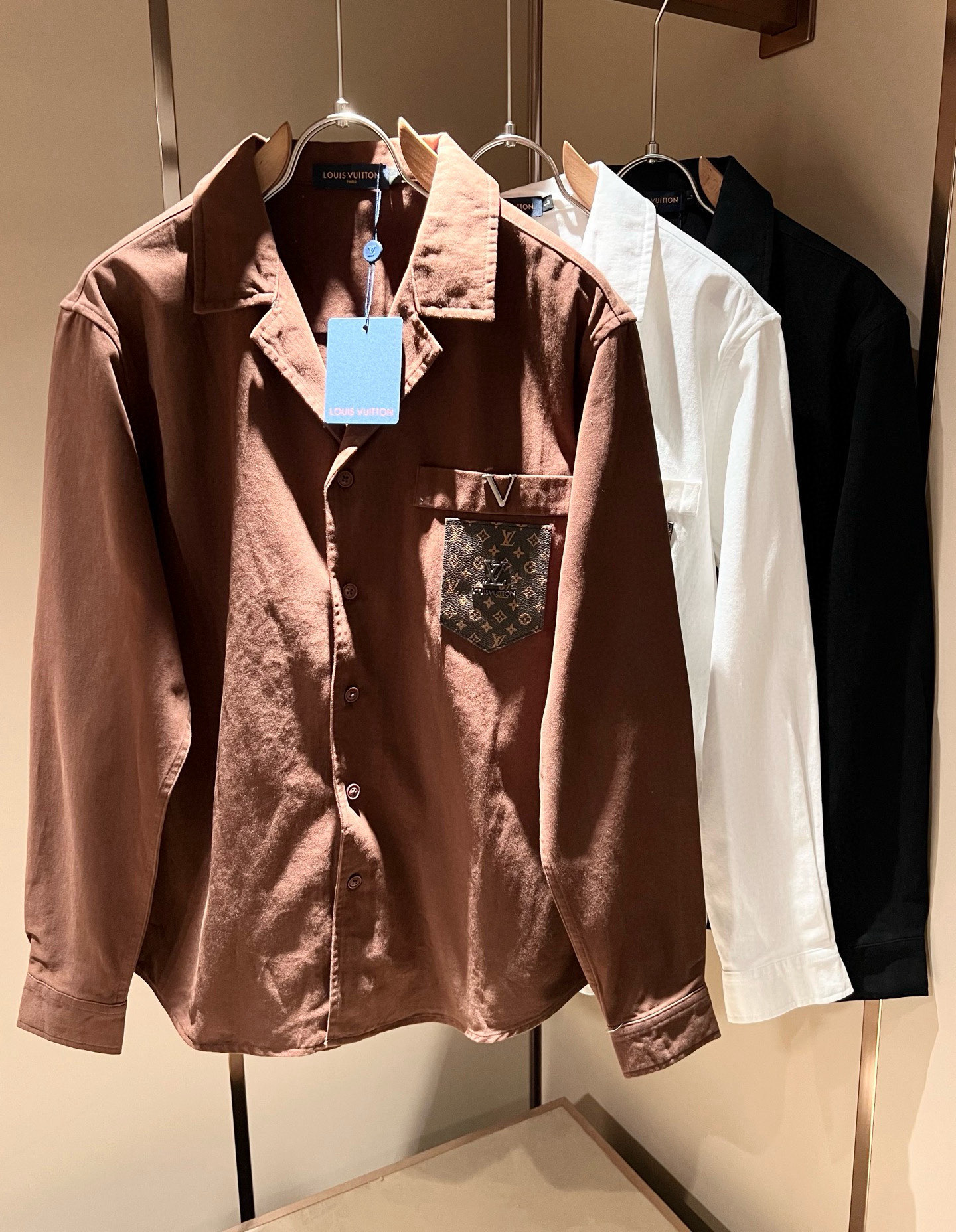 NO:661765,Louis Vuit*on 2025 autumn and winter new light luxury unisex shirts, the new high-end of the Louis family, the details and quality are always so flawless, customized original poplin cotton fabric!  Leather design with letter logo pattern on the chest!  You can’t be considered a fashionista if you haven’t bought a few pieces of Louis this spring. It interprets Louis’ iconic elements and is something that everyone loves. It is super soft and tough, and has excellent breathability. It comes from world-class trade-level OEM channels, and the quantity is extremely rare and sold out. Clean and neat. This is the Louis family’s specialty and the latest craftsmanship of this season. The level of detail has reached the top, and the loose three-dimensional tailoring design is a must-have. It is a fusion of luxury and fashion!  Size M-4XL,,louis vuitton,louis vuitton, 19860909Louis Vuit*on 路易*登 2025秋冬新款轻奢男女同款衬衣,路易家族的新高端,细节品质永远的那么完美无瑕,定制原版府绸棉面料！胸前字母logo图案皮革设计！今年春季节没有入手几件路易你算不上时尚达人.诠释路易的标志性元素,实属人见人爱的东西.超级柔软且具有韧性,透气感也是绝佳.来自世界级贸易级别的代工厂渠道,数量极其稀少售完无补.干净俐落.这是路易家族的看家绝活也是本季度的最新工艺.细致化程度已经达到顶端了,宽松立体剪裁的版型设计堪称一绝.属于奢华与时尚的融合！尺码M-4XL,,louis vuitton,louis vuitton, ,Men's clothing