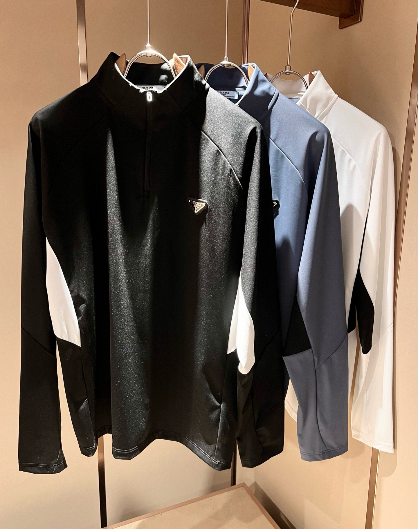 NO:661757,Prad*P*DA 2025 new autumn and winter short-sleeved Polo shirt with classic elements, classic and elegant style, can be worn for ten years and still popular, you must collect a few pieces, rare and exquisite style, you must collect it!  A piece of good taste!  It is so important that no matter what season it is, it is made of 100% imported top-quality elastic spandex fabric!  Fine weave!  solid!  Recognized as one of the best cottons in the world!  The feel and texture are perfect! Logo hardware design on the chest!  Perfectly enriching everyone’s visual sense!  Make you feel clean and neat!  Fashionable and good-looking!  !  Wearing this short-sleeved shirt from Prada, you will know what the world is worth!  PRADA has always been the quality life pursued by European aristocrats and upper-class people. This simple casual and versatile T-shirt is a personal luxury item with fashionable colors. Luxurious materials and rigorous craftsmanship are the main tools for PRADA fans. The flat and stylish round neck, the version is warm and comfortable, easy to wear and match, with its own accent and handsomeness, it is truly a one-piece that conquers the world!  The brand's design details are very exquisite, and the upper body is light and stylish. You must buy the latest T-shirts every season. In the face of this kind of consumables, it directly saves you the trouble of dressing when going out. There are many letter T-shirts on the market, but this one is rare. The streamlined tailoring and light casual literary temperament give you a perfect look in spring. Anyone who pursues fashion may wish to try it!  Size M-4XL,,prada,prada,T-shirt,tees,t-shirt, 19860909Prad*普*达 2025秋冬季新款经典元素短袖Polo衫,经典大方的款式,可以穿十年都还是流行的那种,你一定要收藏几件,难得精致极致的款,你一定要收！好品味的一件！重要到哪个季节都绕不开它百分百进口顶级弹力氨纶面料！织法精细！结实！世界公认最好的棉之一！手感质感都极完美! 胸口logo五金设计！完美的丰富大家的视觉感！让你感觉干净利落！时尚又好看！！穿上普拉达的这款短袖,才知道什么是人间太值得！PRADA一直都是欧洲贵族和上流社会雅士追求的品质生活这款简易休闲百搭T恤更是穿出个人奢侈的单品色彩时尚 奢侈的材质和严谨的工艺是PRADA圈粉的主要利器平整有型的圆领,版型温暖舒适好穿又好搭,自带腔调和帅气,真正的一款打天下！品牌的设计细节十分考究,上身轻便有型,每季都要入手最新的T恤,面对这种消耗品,直接省了你出门穿搭的烦恼,市面上的字母T恤有很多,但这款还很难得一见了,信手拈来的流线剪裁,淡淡的休闲文艺气质,给足春日的排面,每个对时髦度有追求的你,都不妨上身一试！尺码M-4XL,,prada,prada,T-shirt,tees，t-shirt, ,Men's clothing