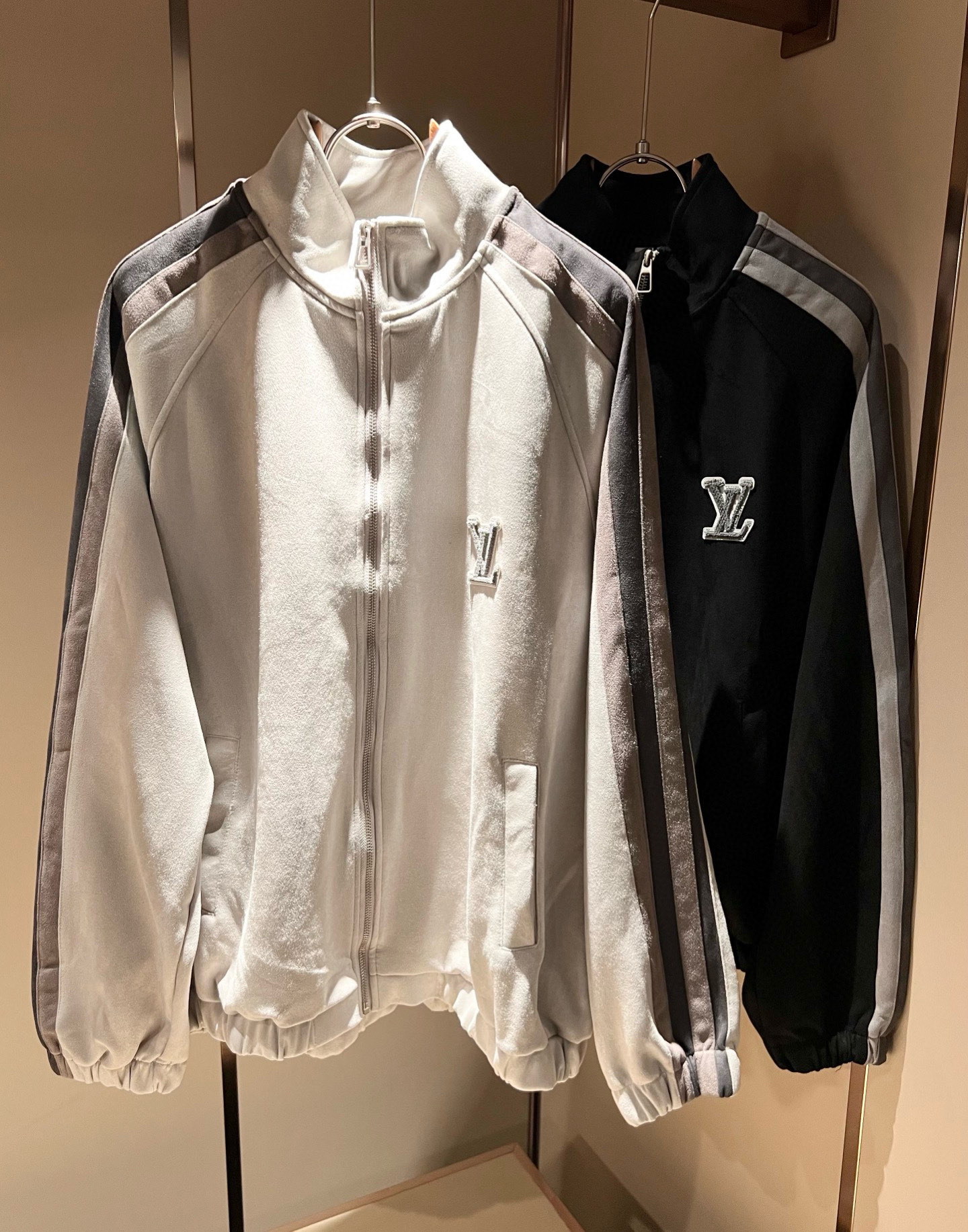 NO:661762,LouisVuitt* Louis*den's latest 2025 autumn and winter new jacket, with three-dimensional logo embroidery design!  !  Trading company channels, even very rare and difficult to find, a hard-to-find high-end luxury product!  This jacket is made of customized high-density nylon material. The fabric is excellent in terms of color matching and performance!  While modifying the neck line, it also brings a sense of sophistication and frankness!  The loose version covers the upper body and makes the body slimmer. It changes the traditional business sense of the brand and adds a trendy atmosphere. It is a masterpiece of the V family in autumn and winter. Hurry up and buy it!  Size M-2XL,,louis vuitton,louis vuitton,jackets & coats,jackets & coats, 19860909LouisVuitt*路易*登 2025秋冬新品最新款夹克外套,立体logo图案刺绣设计！！贸易公司渠道,甚至到非常稀缺很难遇到,一件难求的高奢臻品！本款夹克选用客供定制高密度尼龙材质打造,面料无论是配色或是性能都相当出色！修饰颈部线条的同时有带来了一件干练和率性感！宽松的版型,上身遮肉显瘦,且一改品牌传统的商务感,增添了一份潮流气息,V家秋冬季的杰作,抓紧抢购哦！尺码M-2XL,,louis vuitton,louis vuitton,jackets & coats,jackets & coats, ,Men's clothing