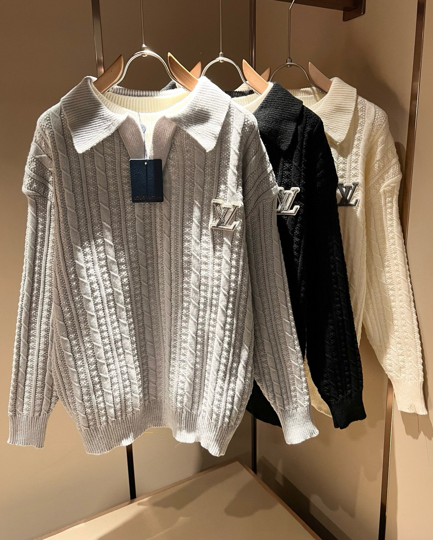 NO:661768,Louis Vuit*on 2025 autumn and winter Louis family light luxury knitted woolen sweater!  Same decoration for men and women!  The new high-end of the Louis family, the details and quality are always so perfect, and the creative designs are endless. You are not a fashionista if you don’t buy a few pieces of Louis this autumn and winter. The logo pattern is embroidered on the chest!  It is something that everyone loves. Made of top-quality wool blend, it is super soft and tough, and has excellent breathability. It comes from world-class trading OEM channels, and the quantity is extremely rare and sold out. It is a presbyopic item that is released every year by 'Donkey Brand'.  The body logo presents an unusual texture, clean and neat. This is the Louis family's unique skill and the latest craftsmanship of this season. The level of detail has reached the top, and the slim and three-dimensional tailoring is a unique design. It is a fusion of luxury and fashion!  Size M-2XL,,louis vuitton,louis vuitton,louis vuitton, 19860909Louis Vuit*on 2025秋冬路易家族轻奢针织羊毛衫！男女同款装饰！ 路易家族的新高端,细节品质永远的那么完美无瑕,创意设计层出不穷.今年秋冬季节没有入手几件路易你算不上时尚达人.胸前logo图案刺绣设计！实属人见人爱的东西.顶级羊毛混纺打造,超级柔软且具有韧性,透气感也是绝佳.来自世界级贸易级别的代工厂渠道,数量极其稀少售完无补.“驴牌”每年都会出的老花单品,立体Logo呈现不一般的质感,干净俐落.这是路易家族的看家绝活也是本季度的最新工艺.细致化程度已经达到顶端了,修身立体剪裁的版型设计堪称一绝.属于奢华与时尚的融合！尺码M-2XL,,louis vuitton,louis vuitton,louis vuitton, ,Men's clothing