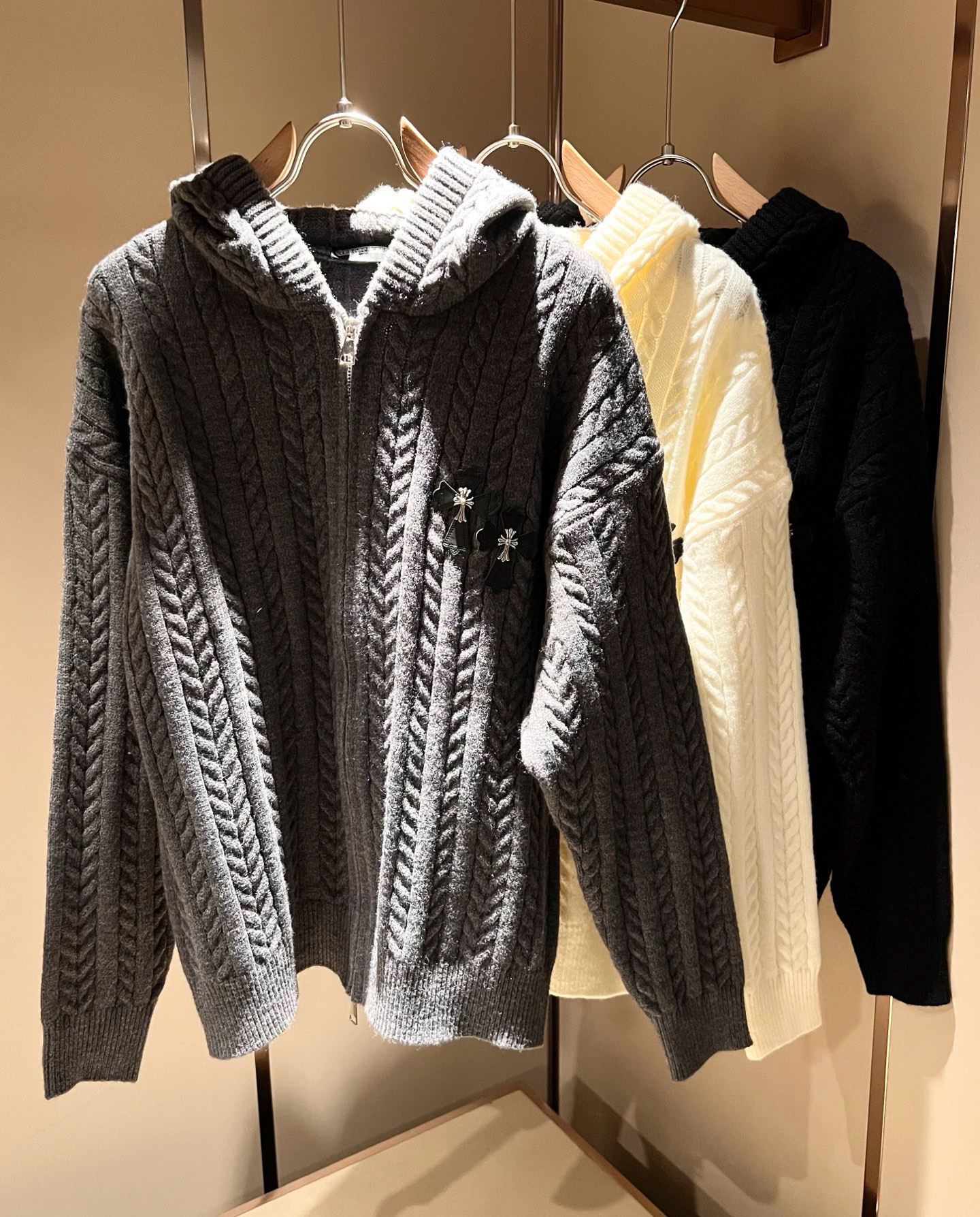 NO:661787,Chrome hear*s gram*heart 2025 autumn and winter new unisex knitted sweater, a sweater that makes you recognize from the bottom of your heart as a must-have in autumn and winter, and makes you more rare as time goes by, the king of the trendy high street, that is the trendy brand chrome  hear*s grams*xin, to be honest, wearing Crohns is very trendy. If you wear it with sweatpants, it will be trendy. There is nothing to say about the trendiness on the street. Made of custom knitted wool material, the fabric has a unique feel. This kind of comfort can be said to be heaven on earth when worn on the body. Leather logo on the body  The pattern design, the upper body is really not picky, the casual and chic taste is very good, which enhances the sense of fashion and appearance, and this type of pants is particularly easy to match with various types of shoes. The recognition is there, the toughness is strong, not easy to wear, and the details are very good. Size M-2XL, chrome  hearts,chrome hearts, 19860909Chrome hear*s克*心 2025秋冬新款男女同款针织羊毛衫,一款让你从心底认可秋冬必备羊毛衫,并且经过时间的推移而让你更加珍稀,潮流的高街之王,那就是潮牌chrome hear*s克*心,穿克罗心的实话讲很潮了,如果连卫裤也一起搭配,那就是潮爆了,潮爆街头没话说.定制针织羊毛材质制成,面料手感一绝,这种舒适感穿在身上,可以说是人间天堂了.衣身皮革logo图案设计,上身真心不挑人,休闲潇洒的味道特别足,提升时尚感和颜值,并且这样的裤型特别好搭配各种类型的鞋子.辨识度就在哪里,韧性足,不易磨损,细节工艺非常到位.尺码M-2XL,,chrome hearts,chrome hearts, ,Men's clothing