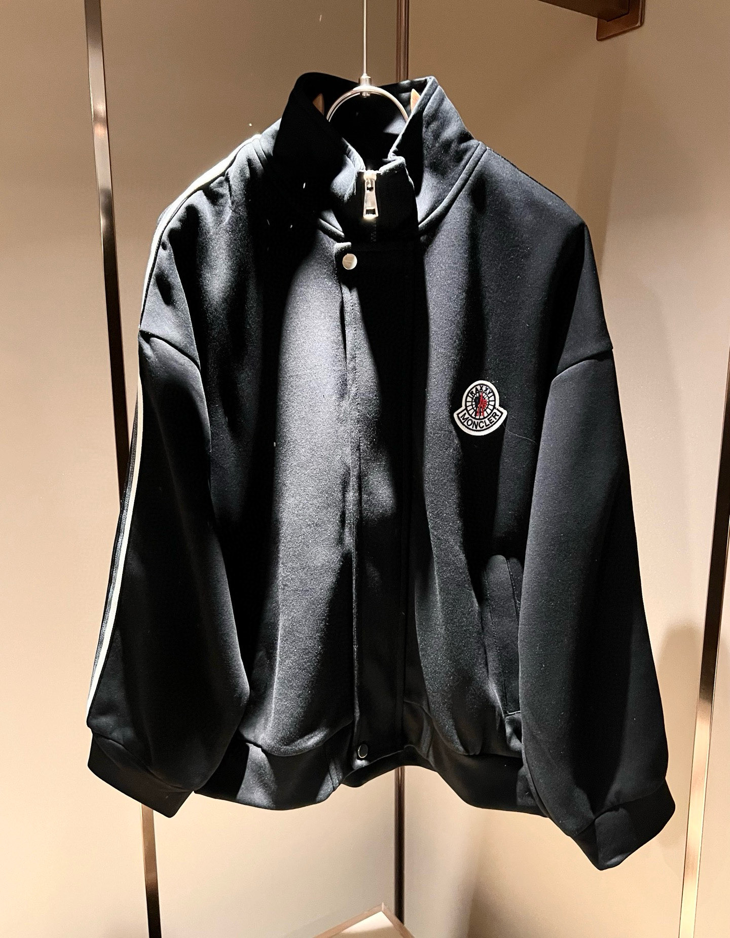 NO:661778,Moncl*r 2025 new autumn and winter men's casual suits!  This year's new counter product, men's super soft fabric is cool and popular, fashionable and urban versatile, customized pure cotton fabric!  It has a light luster, a unique texture, and a soft and smooth hand feel. It is not a product that can be compared with ordinary fabrics. It has a very attractive design, liningless inseam binding technology, and the details are in place. The fabric is very difficult to make, and it requires a lot of attention to technology. The details determine the high-end. Minimalist design elements of the season, a must-have item for trendy men, perfect slim fit, highly recommended!  Size M-3XL,, 19860909Moncl*r蒙*口 2025秋冬新款男士休闲套装！今年的专柜新品,男士超软面料帅酷爆款 时尚都市百搭款,定制纯棉面料！淡淡光泽,质感独特,手感柔嫩顺滑,不是一般面料所能对比的产品.非常极具魅力的设计,无里布内缝包边工艺,细节非常到位,面料做出来非常有难度,要非常讲究技术的一款,细节决定高端.极简当季的设计元素,潮男必备单品,完美修身版型,强烈推荐！尺码M-3XL,, ,Men's clothing