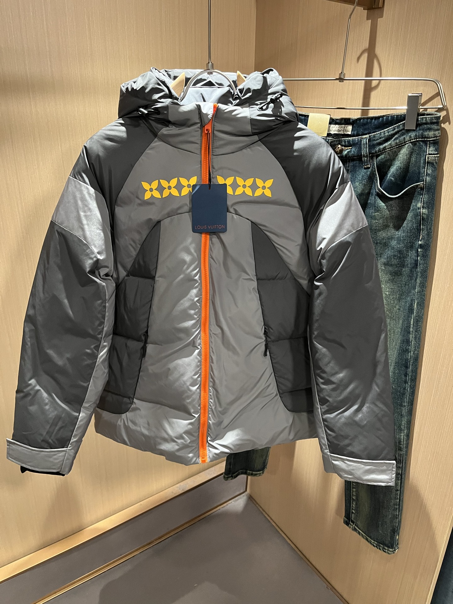 NO:682246,LouisVuitt*Louis*den's new autumn and winter latest down jackets, jackets and jackets for men and women!  Trading company channel, simultaneous sale on the official website for 21520RMB!  Down jackets are highly recommended at counters every autumn and winter. They are so rare that they are hard to come across. They are a hard-to-find luxury item!  This jacket is made of customized high-density nylon material. The fabric is excellent in terms of color matching and performance!  The thickness is moderate and the warmth retention performance is superior, no less than down!  One of the difficulties of this dress is the embroidery on the fabric. Various styles of presbyopia are made on the fabric. Because the four patterns are not simple geometric patterns and must be arranged correspondingly, the output is extremely low, which not only breaks the monotony of the body of the dress, but also highlights the brand value!  The lapel design fixed with snap buttons not only modifies the neck line, but also brings a smart and straightforward look!  The loose version covers the upper body and makes the body slimmer. It changes the traditional business sense of the brand and adds a trendy atmosphere. It is a masterpiece of the V family in autumn and winter. Hurry up and buy it!  Size M-3XL,,louis vuitton,louis vuitton,jackets & coats,jackets & coats,down jacket,19860909LouisVuitt*路易*登 秋冬新品最新款羽绒外套,男女同款装夹克外套！贸易公司渠道,同步官网发售21520RMB！每年到秋冬季柜台都会热推的羽绒服,甚至到非常稀缺很难遇到,一件难求的高奢臻品！本款夹克选用客供定制高密度尼龙材质打造,面料无论是配色或是性能都相当出色！厚度适中,保暖性能优越,完全不亚于羽绒！此款衣服的难点之一就是面料上的绣花,多样式的老花,是在面料上做出来的,因为4个花型都不是简单的几何图案且要排列对应,所以产量极低既打破了衣身的单调,又凸出品牌价值感！通过按扣固定的翻领设计,修饰颈部线条的同时有带来了一件干练和率性感！宽松的版型,上身遮肉显瘦,且一改品牌传统的商务感,增添了一份潮流气息,V家秋冬季的杰作,抓紧抢购哦！尺码M-3XL,,louis vuitton,louis vuitton,jackets & coats,jackets & coats,down jacket,,Men's clothing