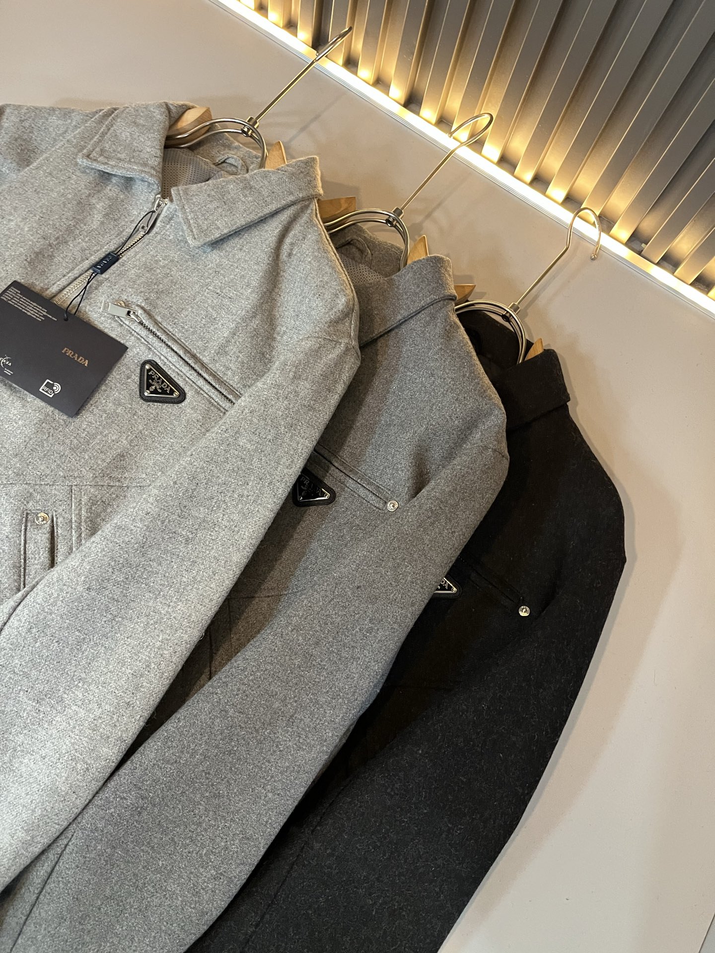 NO:682274,PRAD*A autumn and winter casual woolen jackets, the latest fashionable casual suits, are rarely available through trading company channels, and are sold simultaneously on the official website. The most anticipated high-quality goods by male idols are coming, allowing you to feel what real luxury has connotation! This jacket is made of P's professional custom-made woolen fabrics. The surface is neat, smooth and shiny, and the texture is obvious through the screen. The upper body is comfortable, light and not stuffy, and has an exquisite triangle logo design!  It perfectly enhances the overall sense of luxury and class, and you can get the high-end luxury atmosphere at a glance! The jacket is cut in a basic and conventional style, and the upper body is versatile, simple and unobtrusive, and can easily cope with various occasions and environments. It is undoubtedly a must-have product for daily commuting! Sizes M-3XL,, prada, jackets & coats, jackets & coats,19860909PRAD*A普*达 秋冬休闲羊毛呢夹克外套,最新时尚休闲西服套装,贸易公司渠道稀出,同步官网发售,男神最为期待的精品狠货重磅来袭,让你感受到什么叫真正的高奢有内涵!此款夹克外套选用了P家专业定制羊毛呢面料制成,表面整洁光滑且富有光泽,质感透过屏幕都显而易 见,上身舒适轻盈不闷热,精致三角logo设计！完美提升了整体的奢华档次感,一眼就能Get到的高端奢华气息!基础常规的夹克版型裁剪,上身百搭简约不挑人,轻松应对各种场合与环境,属于日常通勤必备的臻品无疑! 尺码M-3XL,,prada,jackets & coats,jackets & coats,,Men's clothing