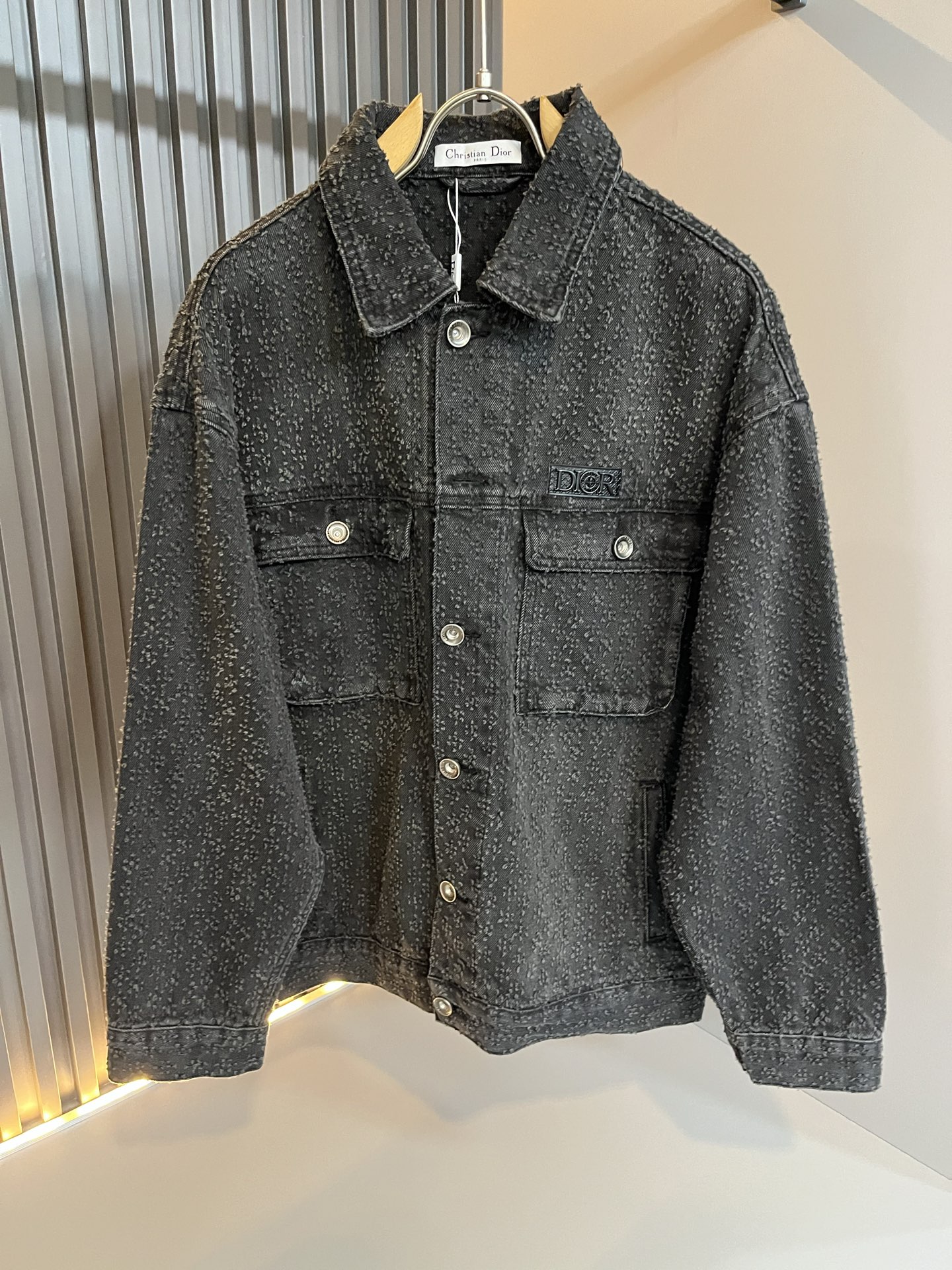 NO:682258,Dio*r Dio's autumn and winter denim jackets for men and women are the latest fashionable casual jackets. They are available through trading company channels and are sold simultaneously on the official website. The high-quality goods most anticipated by gods and goddesses are coming, allowing you to feel what true luxury has connotation! This jacket is made of D's special denim fabric, with a leather logo pattern design on the chest!  Full of brand style!  The surface is clean, smooth and shiny, and the texture is clearly visible through the screen. It is your most enjoyable wearing experience! It perfectly enhances the overall sense of luxury, and you can get the high-end luxury atmosphere at a glance! The basic and conventional jacket cut, the upper body is versatile, simple and not picky, and can easily cope with various occasions and environments. It is undoubtedly a must-have product for daily commuting! Sizes M-4XL,, dior, dior, jackets & coats, jackets & coats,19860909Dio*r迪*奥秋冬男女同款牛仔夹克外套,最新时尚休闲夹克,贸易公司渠道稀出,同步官网发售,男神女神最为期待的精品狠货重磅来袭,让你感受到什么叫真正的高奢有内涵!此款夹克外套选用D家专用牛仔面料面料制成,胸前皮革logo图案设计！满满的品牌风格！表面整洁光滑且富有光泽,质感透过屏幕都显而易 见,你最为享受的穿着体验! 完美提升了整体的奢华档次感,一眼就能Get到的高端奢华气息!基础常规的夹克版型裁剪,上身百搭简约不挑人,轻松应对各种场合与环境,属于日常通勤必备的臻品无疑!尺码M-4XL,,dior,dior,jackets & coats,jackets & coats,,Men's clothing