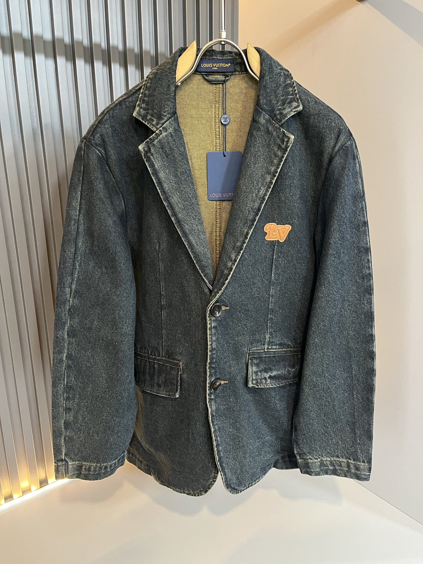 NO:682279,Louis Vuit*on Louis*den's new autumn and winter light luxury men's and women's suit denim jacket, the new high-end of the Louis family, the details and quality are always so flawless, and the heavy-duty wash design!  Creative design of leather logo pattern on the chest!  You can’t be considered a fashionista if you haven’t bought a few pieces of Louis this spring. It interprets Louis’ iconic elements and is something that everyone loves. It is super soft and tough, and has excellent breathability. It comes from world-class trade-level OEM channels, and the quantity is extremely rare and sold out. Clean and neat. This is the Louis family’s specialty and the latest craftsmanship of this season. The level of detail has reached the top, and the loose three-dimensional tailoring design is a must-have. It is a fusion of luxury and fashion!  Size M-4XL,,louis vuitton,louis vuitton,jackets & coats,jackets & coats,business suit,19860909Louis Vuit*on 路易*登 秋冬新款轻奢男女同款西装牛仔夹克外套,路易家族的新高端,细节品质永远的那么完美无瑕,重工洗水设计！胸前皮革logo图案创意设计！今年春季节没有入手几件路易你算不上时尚达人.诠释路易的标志性元素,实属人见人爱的东西.超级柔软且具有韧性,透气感也是绝佳.来自世界级贸易级别的代工厂渠道,数量极其稀少售完无补.干净俐落.这是路易家族的看家绝活也是本季度的最新工艺.细致化程度已经达到顶端了,宽松立体剪裁的版型设计堪称一绝.属于奢华与时尚的融合！尺码M-4XL,,louis vuitton,louis vuitton,jackets & coats,jackets & coats,business suit,,Men's clothing