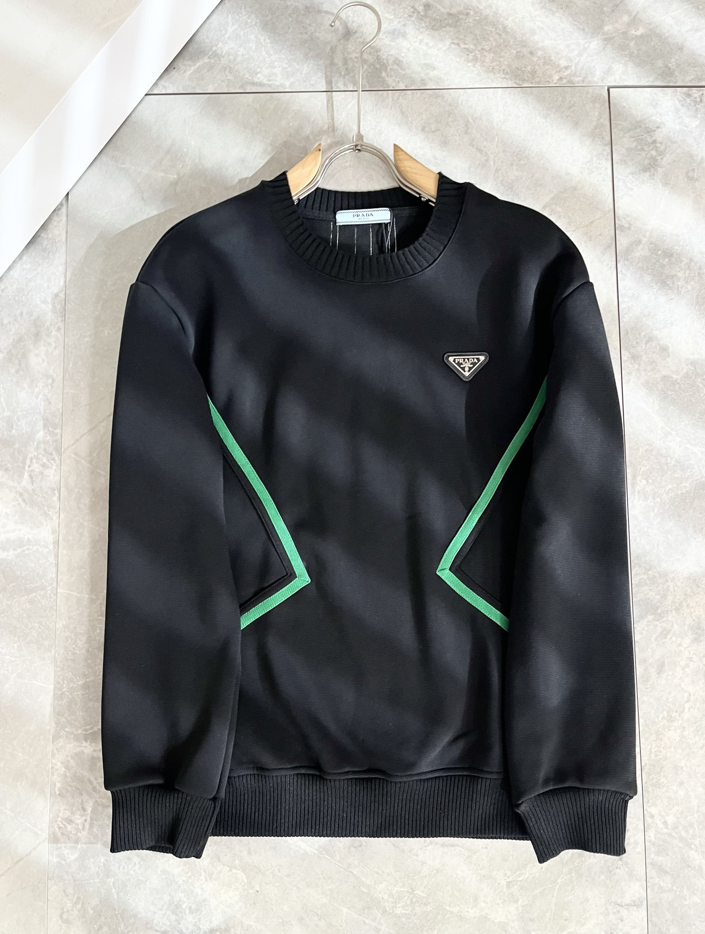 NO:682205,PRAD*A P*Daga velvet style!  New autumn and winter long-sleeved sweatshirts for men and women, the latest model is exclusively available online!  !  ~It is both classic and fashionable, who doesn’t love it? It shows the classic again, it is very eye-catching, and it has a low-luxury aura and recognition!  Pr*da's traditional brand concept and modern advanced technology are perfectly combined. Coupled with an extremely modern and simple design, Pr*da's exclusive three-dimensional logo pattern badge design!  Customized fabrics made of 100% imported pure cotton!  The texture of this model is quite impressive. You can tell the specifications and grades at your fingertips. The level of finesse and breathability are top-notch!  Size M-3XL,,prada,hoodie,sweatshirts,19860909PRAD*A普*达加绒款！秋冬新款男女同款长袖卫衣,最新款全网独家首上！！~既经典有时尚百搭,谁不爱啊,将经典再次展现,非常的耐看,自带低奢光环与辨识度！Pr*da传统的品牌理念和现代化的先进技术进行了完美结合.加上极其现代摩登风范的简约设计,p家专属立体logo图案徽章设计！定制百分百进口纯棉的面料！此款的质感相当感人 触手便知规格档次 细腻程度与透气效果堪称顶级！尺码M-3XL,,prada,hoodie,sweatshirts,,Men's clothing