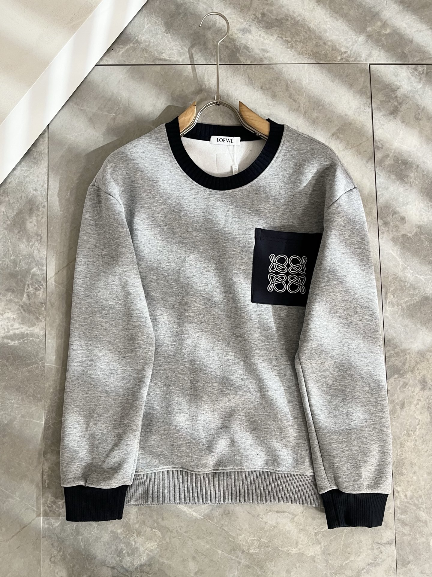 NO:682194,LOE*WE Luo Wei plus velvet style!  Autumn and winter long-sleeved sweatshirts for men and women, original Italian order channel, highly personalized and high-end fashion, logo embroidery design!  Customized original air cotton sweatshirt for couples!  !  The latest popular fashion product has arrived. It is a simple and high-end fashion item. It is a fashion product with very high-end charm and is a must-have item for fashion trends!  Italian original factory channel, special supply level order, released simultaneously by Hong Kong, Macao and Taiwan buyer stores. This model is also the latest popular product of Loewe family this year, and it is also the most classic product. Its specifications and quality are beyond doubt!  !  The selection is extremely diverse. It goes without saying that this style has that fresh and natural feeling, which highlights the brand's charm and high-end sense. The texture of this style is very good, and the weight and color that can be felt by hand are even better on the skin. It is a full wearing enjoyment!  !  Size: M-3XL,,loewe,loewe,hoodie,sweatshirts,19860909LOE*WE罗*威 加绒款！秋冬男女同款长袖卫衣,意大利原厂订单渠道,极具个性高级潮风,标志logo刺绣设计！情侣款定制原版空气棉卫衣！！最新时尚潮流人气产物驾到,又是一款简约高级的时尚单品,穿搭魅力十分高级不俗的时尚产物 ,时尚潮流必备单品！意大利原厂渠道,特供级别订单,同步港澳台买手店发布,此款也是罗意威家今年的最新人气产物,也是最经典的产物,其规格跟档次更是毋庸置疑！！ 选择极具多样化,言而喻此款自然具备那种清新自然的感觉,彰显品牌魅力与高级感,此款的质感十分的到位,用手可以感知的重磅跟出彩亲肤程度更是上佳,十足的穿着享受！！尺码:M-3XL,,loewe,loewe,hoodie,sweatshirts,,Men's clothing