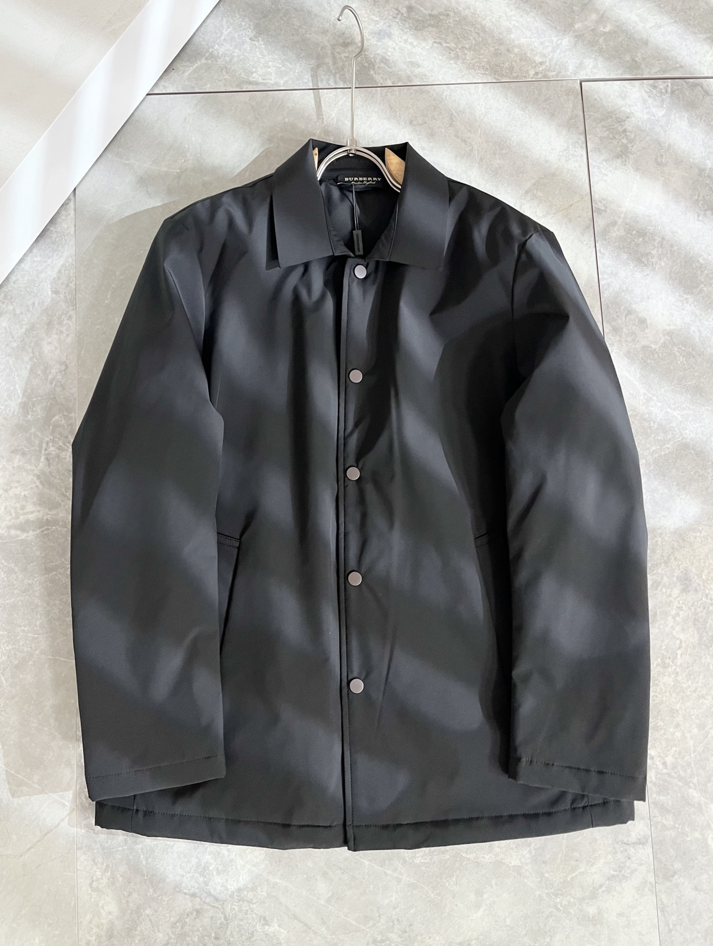 NO:682210,BURBER*Y's new autumn and winter cotton jackets are here. They are made of polyester fiber fabric, which is very popular recently. They are high-end outdoor sports and leisure series. They are a very hot sports trend!  The latest special material developed by BUR, memory fabric is also called memory cloth, which refers to fabrics with morphological memory function and panoramic plaid design!  Killing all the versions on the market, it can only be said that they are not of the same level at all. No matter in terms of materials, detail restoration and craftsmanship, we are not afraid of any challenges, just to provide you with wonderful products as always. A style that implements BUR's core concept tightly binds plaid and fashion, and always maintains perfection. The simple but not simple design style perfectly meets your daily needs. Size: M-3XL,, burberry, jackets & coats, jackets & coats,19860909BURBER*Y巴*莉秋冬新品棉服夹克外套重磅来袭,最近比较火热聚酯纤维面料制作而成,高端户外运动休闲系列,非常火热运动风潮！BUR最新研发的特殊材质,记忆面料也叫记忆布,是指具有形态记忆功能的面料,全景格子图案设计！秒杀市面上一切版本,只能说根本就不是一个级别的存在,不管是材质还是细节还原度以及工艺制作方面,不惧任何挑战,只为给大家奉献绝妙产物一如既往,始终如一,贯彻了BUR 核心理念的一个款式将格纹与时尚紧紧的捆绑在一起,时刻保持完美,简约而不简单的的设计风格,完美的满足了你日常所需要的穿搭.尺码:M-3XL,,burberry,jackets & coats,jackets & coats,,Men's clothing