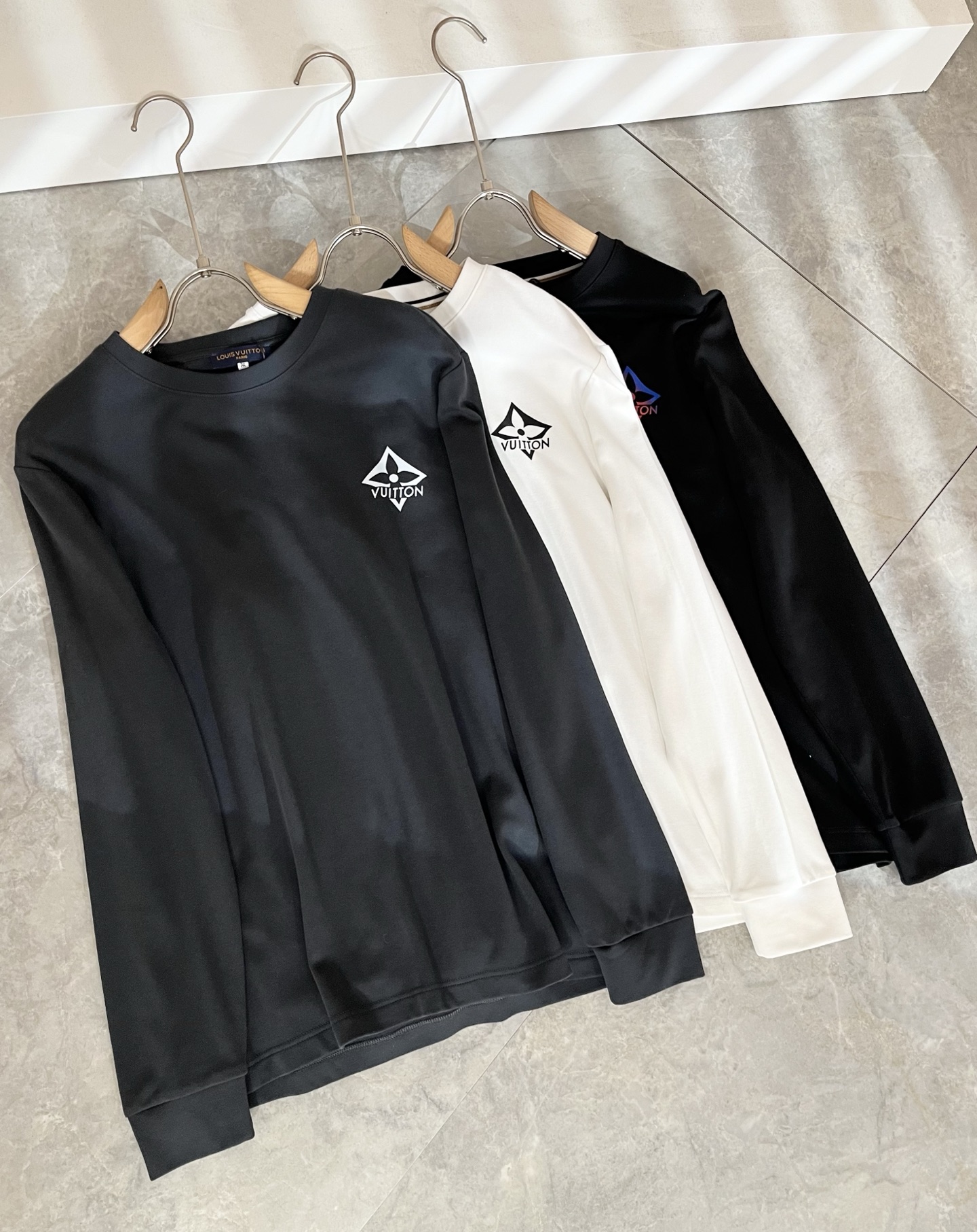 NO:682201,LouisVuitt* Louis*den's new autumn and winter men's long-sleeved bottoming shirt, very fashionable and decorated with logo printing on the chest!  It is different from the past and declares the design concept that the brand has inherited for many years!  Its eye-catching appeal is no less than any classic style, perfectly presenting the sense of fashion, high-end and luxury to the world!  Made from carefully selected high-quality pure cotton fabrics, it feels soft, waxy, and delicate against the skin. The actual product will definitely exceed your imagination, and it will be used to the extreme!  Size M-3XL,,louis vuitton,louis vuitton,19860909LouisVuitt*路易*登 秋冬新款男士长袖打底衫,非常时髦胸前logo印花修饰！区别于以往的不同,宣示品牌传承多年的设计理念！其吸睛度完全不亚于任何经典款式,将时髦高级感与奢华感完美呈现在世人眼前！精选优质纯棉面料,触感软糯亲肤细腻,实物到手绝对超乎你的想象,发挥到了极致！尺码M-3XL,,louis vuitton,louis vuitton,,Men's clothing