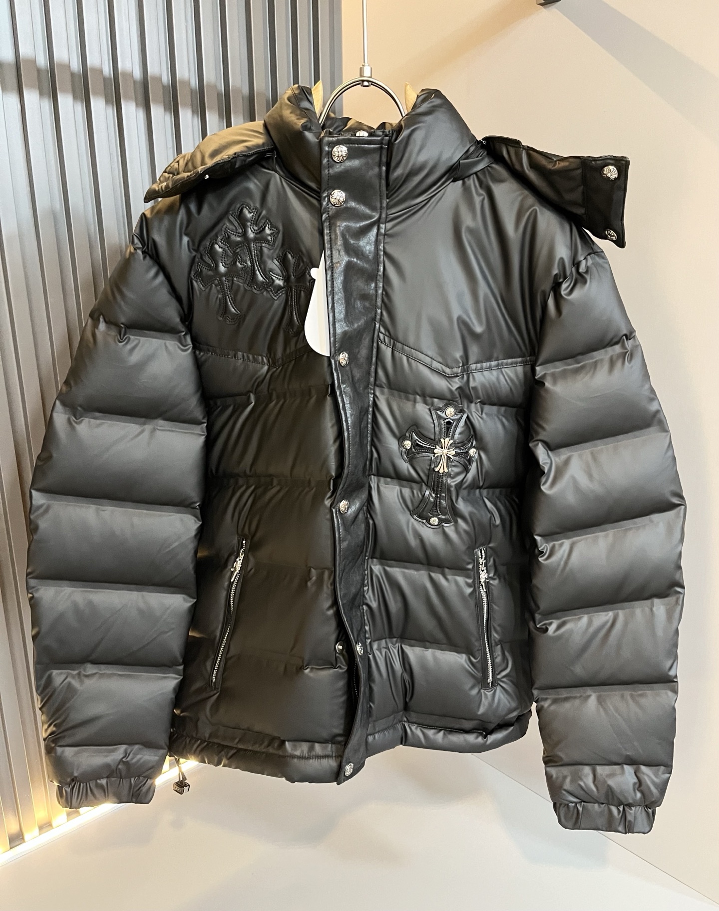 NO:682251,Chrome hear*s chrome hear*s new down jacket in autumn and winter, the same style for men and women, a jacket that you can recognize from the bottom of your heart, and it will become more rare for you as time goes by. The king of trendy high street is the trendy brand chrome hear*s chrome hear*s. To be honest, wearing Chrome hear*s is very fashionable. If you also match it with denim, it will be trendy and popular on the street. It is made of custom-made original polyester fiber material and filled with 95 white duck down design!  The feel of the fabric is outstanding, and this kind of comfort feels great when worn on the body. The upper body is really not picky, and the casual and chic taste is particularly sufficient, which enhances the sense of fashion and appearance. Moreover, this type of pants is particularly easy to match with various types of shoes. The recognition is there, with the matching leather logo design on the chest!  Heavy customization!  Tough enough, not easy to wear, the details are very good. Sizes M-3XL,,chrome hearts,chrome hearts,jackets & coats,jackets & coats,down jacket,19860909Chrome hear*s克*心 秋冬新款羽绒夹克外套,男女同款一款让你从心底认可的夹克,并且经过时间的推移而让你更加珍稀,潮流的高街之王,那就是潮牌chrome hear*s克*心,穿克罗心的实话讲很潮了,如果连牛仔也一起搭配,那就是潮爆了,潮爆街头没话说.定制原版聚酯纤维材质制成,内里填充95白鸭绒设计！面料手感一绝,这种舒适感穿在身上,上身真心不挑人,休闲潇洒的味道特别足,提升时尚感和颜值,并且这样的裤型特别好搭配各种类型的鞋子.辨识度就在哪里,胸前皮革logo搭配设计！重工定制！韧性足,不易磨损,细节工艺非常到位.尺码M-3XL,,chrome hearts,chrome hearts,jackets & coats,jackets & coats,down jacket,,Men's clothing