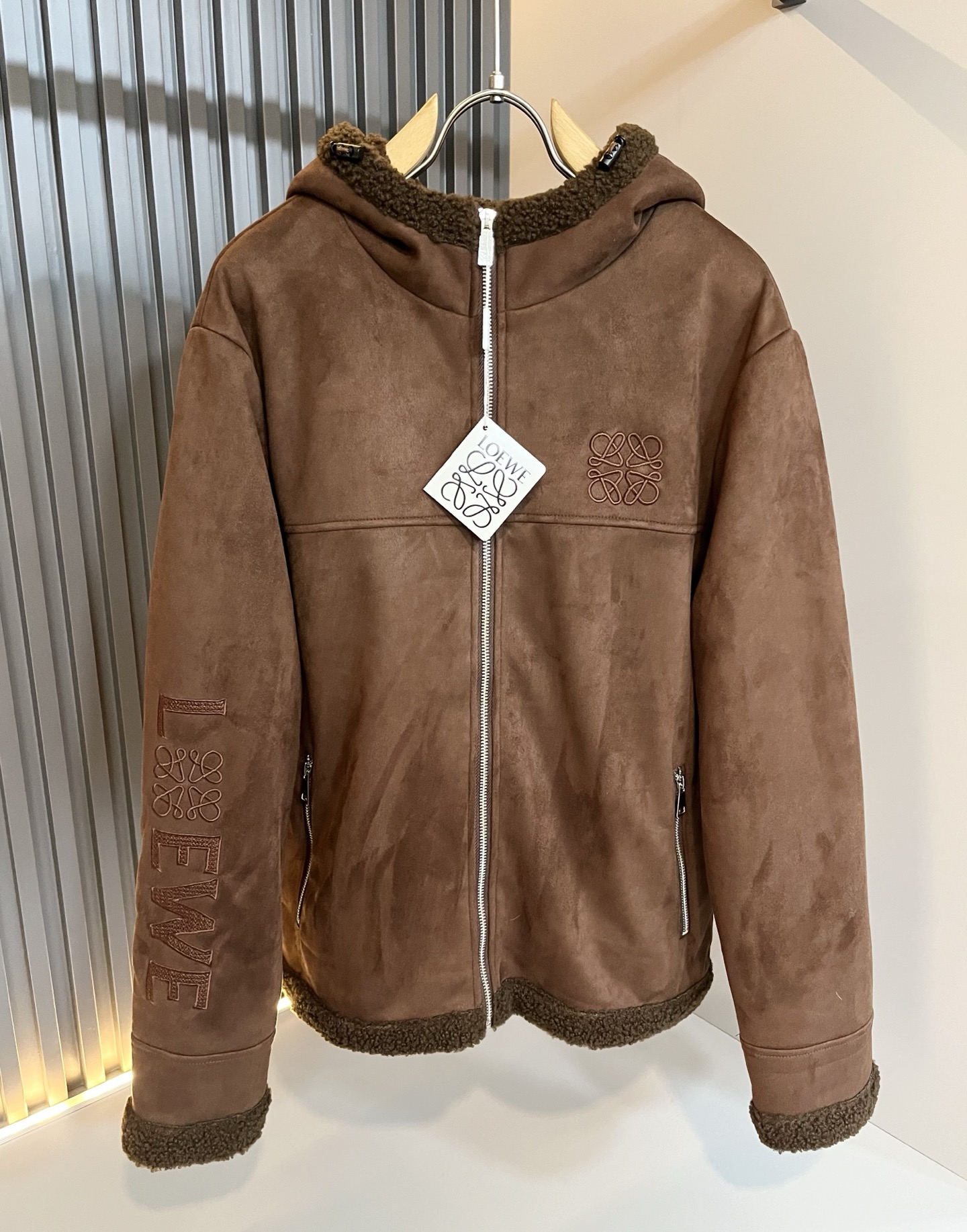 NO:682267,LO*WE/Luo Wei's new autumn and winter fur all-in-one jacket of the same style, sold through trading company channels, the latest product of the year, sold simultaneously in the official counter, a classic star-level item!  LO*WE's leather goods have the highest say in the entire fashion circle. The brand value is very influential and has a century-old historical and cultural heritage. It is a brand used by the royal family and nobles. Its exquisite craftsmanship and design have subverted modern aesthetics!  The overall design is in line with the aesthetic design of the LOE family, using classic brand elements, perfectly inheriting the essence and genes of the LOE family, and injecting the brand logo, pattern, and hardware design into the front and rear!  Customized fur fabric!  The vision is quite exquisite and beautiful, highlighting the brand characteristics, highly recognizable and very fashionable. The overall design interprets minimalism to the extreme, simple and elegant!  Customers are supplied with high-grade materials imported from Egypt, which are extremely luxurious and special materials. The fabric properties are all of the highest quality. The tactile experience is self-evident, and you can enjoy the ultimate luxury!  The appearance is perfect, and the details are exquisite and elegant. It not only reduces age but also highlights the fashionable temperament. The upper body is full of temperament. The color matching is quite in line with the needs of matching seasons. It has a high degree of control and mix-matching. It has no age limit and has an excellent sense of style!  Size M-3XL,,loewe,jackets & coats,jackets & coats,19860909LO*WE/罗*威秋冬新款皮毛一体同款夹克外套,贸易公司渠道货,年最新品,官柜同步售卖,经典明星级单品！LO*WE家的皮具单品在整个时装圈最有极高的的发言权,品牌价值影响力颇高,有着百年历史文化底蕴,皇室御贵族御用品牌,其精湛的手工艺及设计感颠覆了现代审美！整体的设计符合LOE家美学设计,运用了经典的品牌元素,完美沿袭了LOE家的精髓与基因,前后注入品牌logo标识图案五金设计！定制皮毛一体面料！视觉颇为精致美观,彰显了品牌特质,辨识度极高且极具时髦感,整体的设计将极简主义阐释到极致,简约而大方！客供埃及进口高级物料,极为奢华特殊的材质,面料属性皆为上乘,触感体验不言而喻,奢华极致享受！品相完美如斯,细节处处精致考究,即减龄又凸显了时髦气质感,上身满满的气质感,配色相当符合搭配季节需求,驾驭度混搭性极高,无关年龄界定,造型感极佳的一款单品！尺码M-3XL,,loewe,jackets & coats,jackets & coats,,Men's clothing