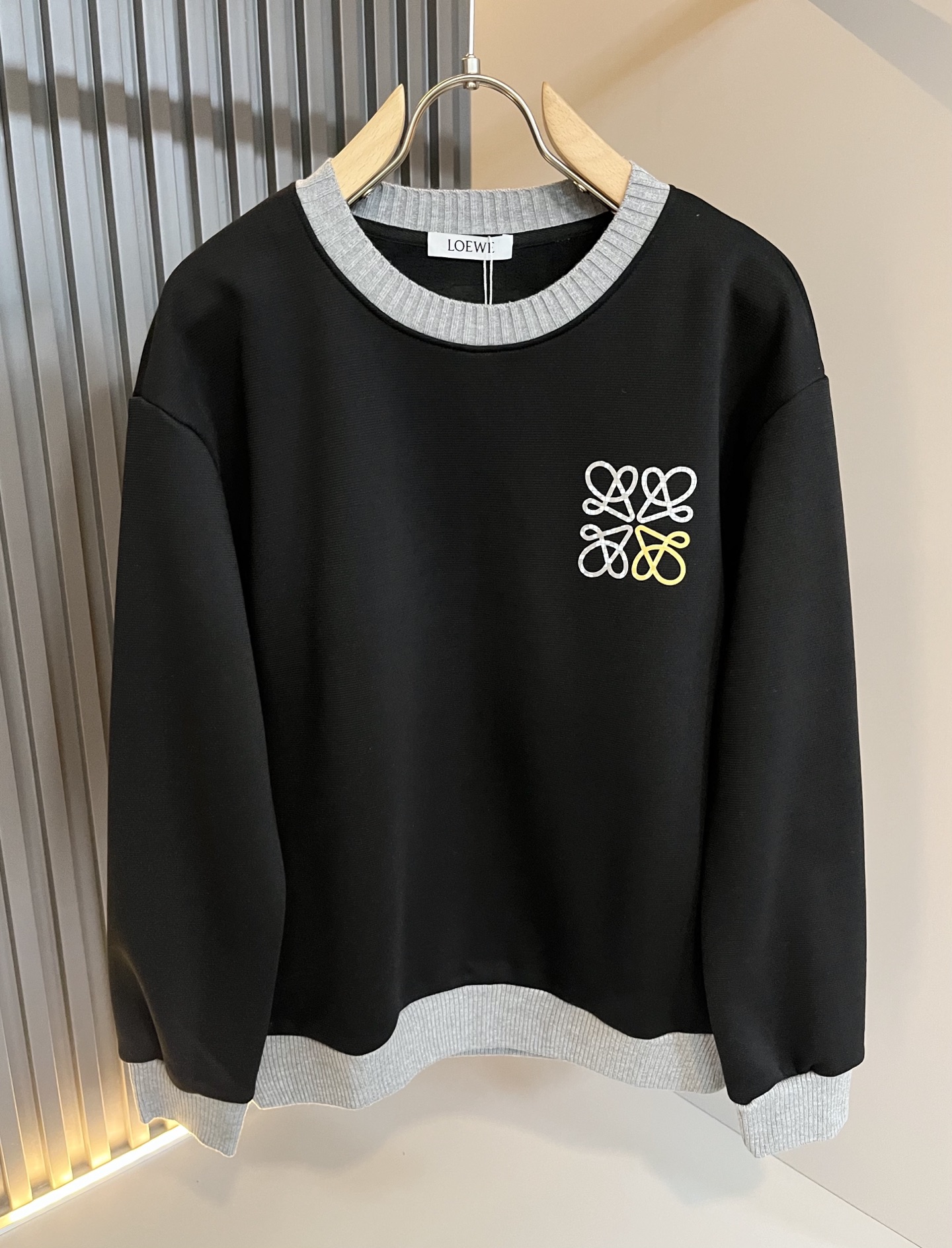 NO:682247,LOE*WE Luo Wei plus velvet style!  Autumn and winter long-sleeved sweatshirts for men and women, original Italian order channel, highly personalized and high-end fashion, logo laminated design!  Customized original air cotton sweatshirt for couples!  !  The latest popular fashion product has arrived. It is a simple and high-end fashion item. It is a fashion product with very high-end charm and is a must-have item for fashion trends!  Italian original factory channel, special supply level order, released simultaneously by Hong Kong, Macao and Taiwan buyer stores. This model is also the latest popular product of Loewe family this year, and it is also the most classic product. Its specifications and quality are beyond doubt!  !  The selection is extremely diverse. It goes without saying that this style has that fresh and natural feeling, which highlights the brand's charm and high-end sense. The texture of this style is very good, and the weight and color that can be felt by hand are even better on the skin. It is a full wearing enjoyment!  !  Size: M-3XL,,loewe,loewe,hoodie,sweatshirts,19860909LOE*WE罗*威 加绒款！秋冬男女同款长袖卫衣,意大利原厂订单渠道,极具个性高级潮风,标志logo压胶设计！情侣款定制原版空气棉卫衣！！最新时尚潮流人气产物驾到,又是一款简约高级的时尚单品,穿搭魅力十分高级不俗的时尚产物 ,时尚潮流必备单品！意大利原厂渠道,特供级别订单,同步港澳台买手店发布,此款也是罗意威家今年的最新人气产物,也是最经典的产物,其规格跟档次更是毋庸置疑！！ 选择极具多样化,言而喻此款自然具备那种清新自然的感觉,彰显品牌魅力与高级感,此款的质感十分的到位,用手可以感知的重磅跟出彩亲肤程度更是上佳,十足的穿着享受！！尺码:M-3XL,,loewe,loewe,hoodie,sweatshirts,,Men's clothing