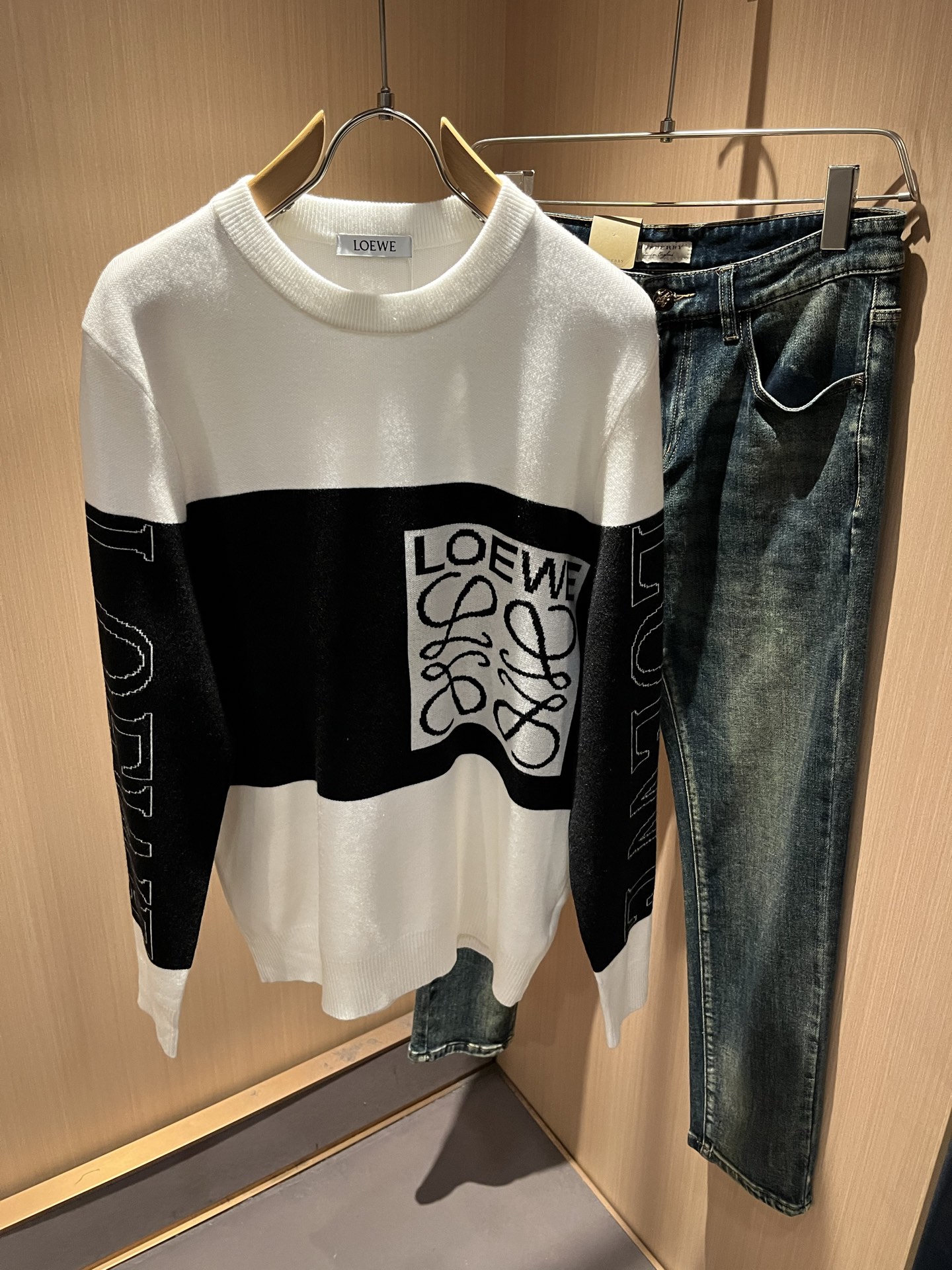 NO:682226,LO*WE/LUO*WE's new autumn and winter knitted sweaters of the same style for men and women, available from trading company channels, the latest products of the year, sold simultaneously in official counters, classic star-level items!  LO*WE's leather goods have the highest say in the entire fashion circle. The brand value is very influential and has a century-old historical and cultural heritage. It is a brand used by the royal family and nobles. Its exquisite craftsmanship and design have subverted modern aesthetics!  The overall design is in line with the aesthetic design of the LOE family, using classic brand elements, perfectly inheriting the essence and genes of the LOE family, and designing the logo and pattern crochet design!  The vision is quite exquisite and beautiful, highlighting the brand characteristics, highly recognizable and very fashionable. The overall design interprets minimalism to the extreme, simple and elegant!  We supply high-end materials imported from Egypt and select high-end knitted wool fabrics!  Extremely luxurious and special materials, the fabric properties are all excellent, the tactile experience is self-evident, the ultimate luxury enjoyment!  The appearance is perfect, and the details are exquisite and elegant. It not only reduces age but also highlights the fashionable temperament. The upper body is full of temperament. The color matching is quite in line with the needs of matching seasons. It has a high degree of control and mix-matching. It has no age limit and has an excellent sense of style!  Size M-3XL,,loewe,19860909LO*WE/罗*威秋冬新款男女同款针织羊毛衫,贸易公司渠道货,年最新品,官柜同步售卖,经典明星级单品！LO*WE家的皮具单品在整个时装圈最有极高的的发言权,品牌价值影响力颇高,有着百年历史文化底蕴,皇室御贵族御用品牌,其精湛的手工艺及设计感颠覆了现代审美！整体的设计符合LOE家美学设计,运用了经典的品牌元素,完美沿袭了LOE家的精髓与基因,设计logo标识图案钩织设计！视觉颇为精致美观,彰显了品牌特质,辨识度极高且极具时髦感,整体的设计将极简主义阐释到极致,简约而大方！客供埃及进口高级物料,甄选高端针织羊毛面料！极为奢华特殊的材质,面料属性皆为上乘,触感体验不言而喻,奢华极致享受！品相完美如斯,细节处处精致考究,即减龄又凸显了时髦气质感,上身满满的气质感,配色相当符合搭配季节需求,驾驭度混搭性极高,无关年龄界定,造型感极佳的一款单品！尺码M-3XL,,loewe,,Men's clothing